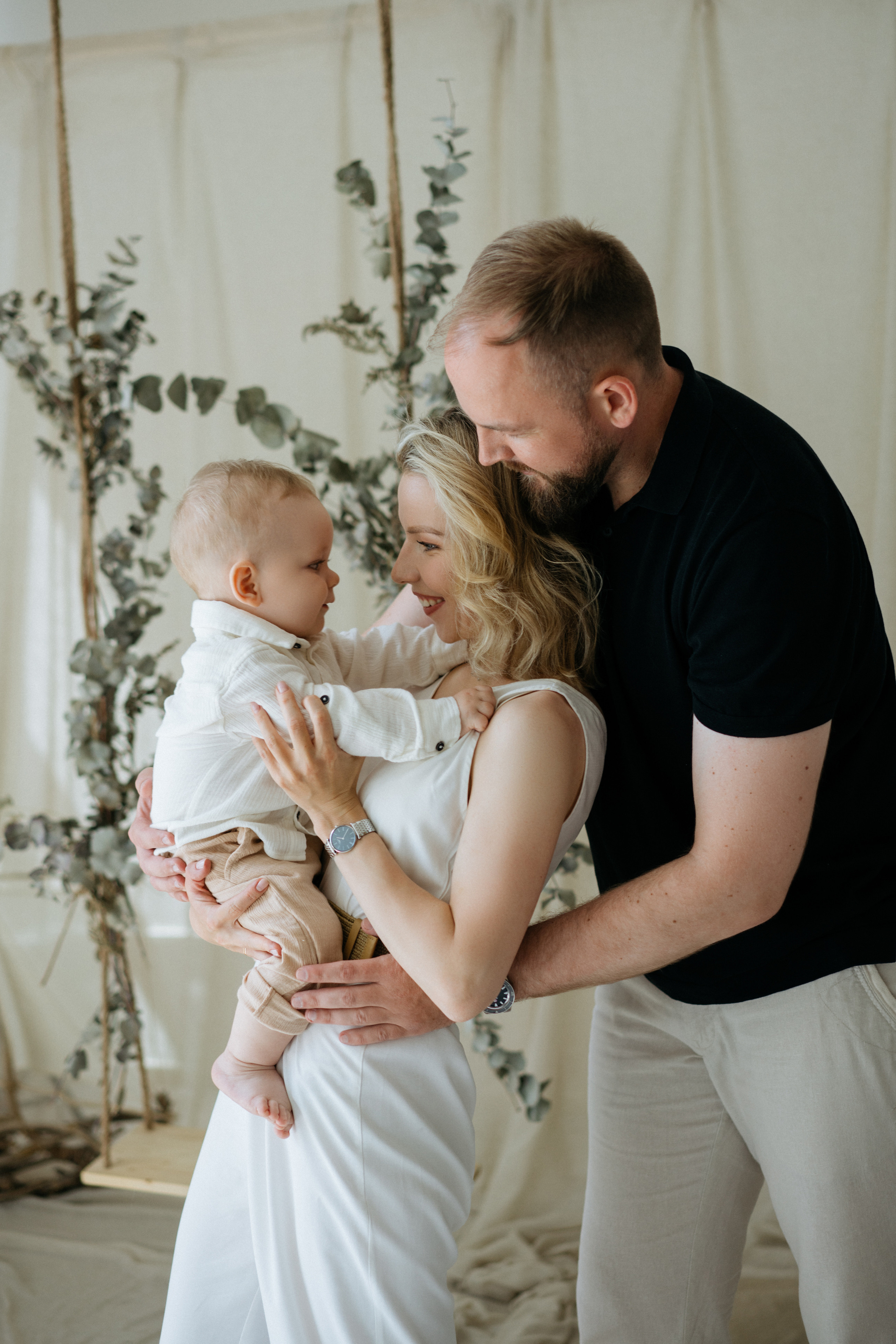 Семейная фотосессия в студии в качелями. Свадебный и семейный фотограф в Калининграде Анастасия Гриценко