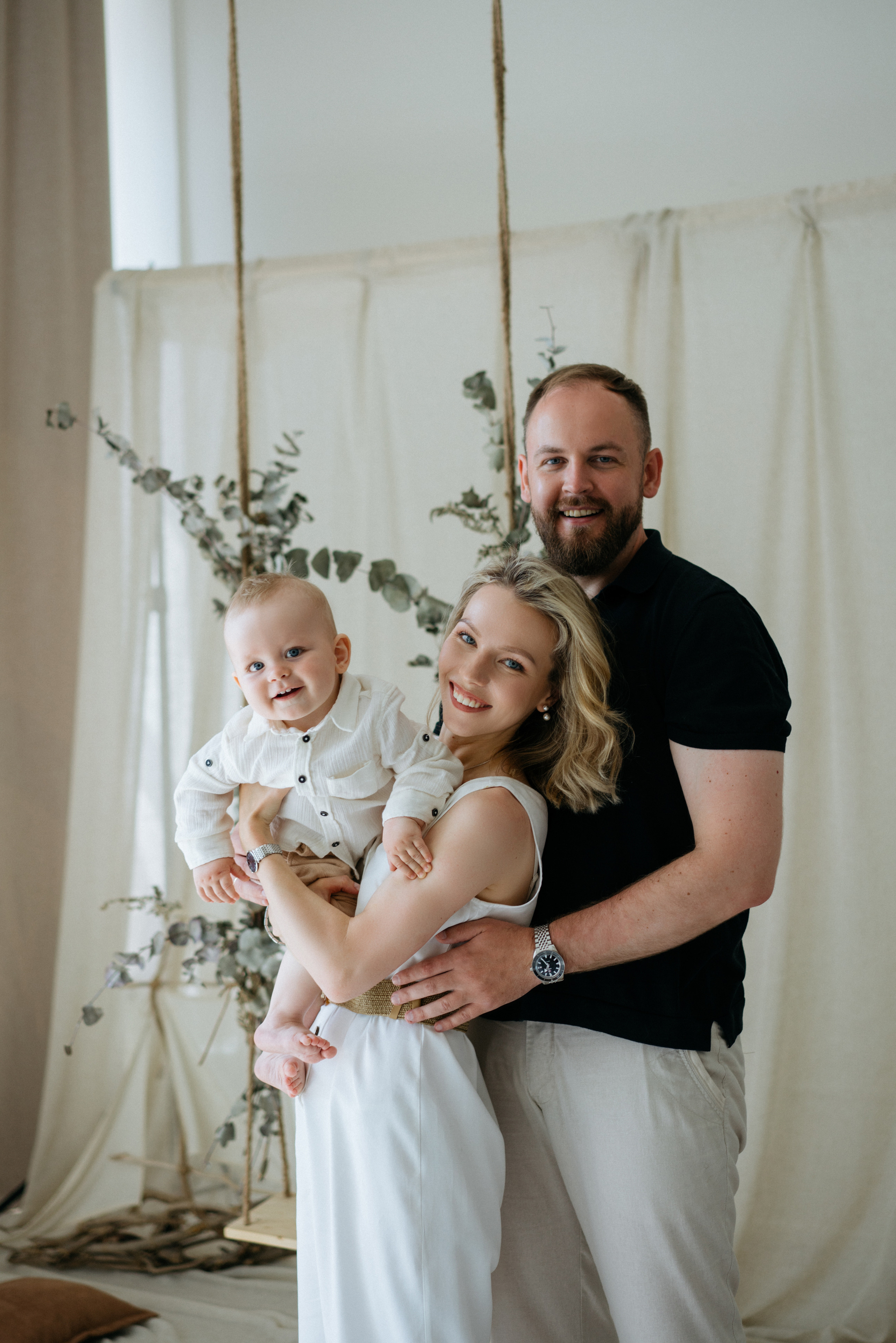 Семейная фотосессия в студии в качелями. Свадебный и семейный фотограф в Калининграде Анастасия Гриценко