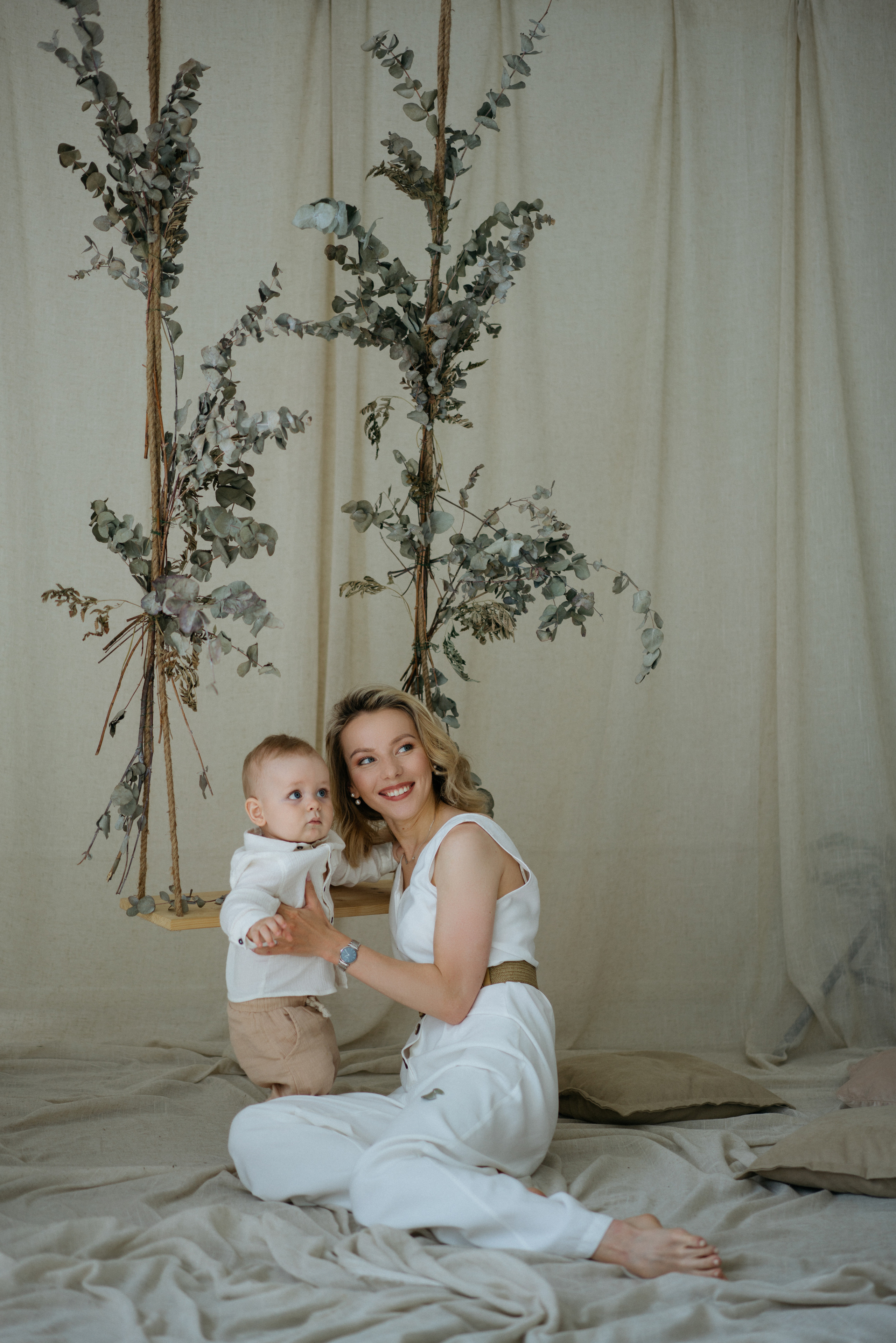 Семейная фотосессия в студии в качелями. Свадебный и семейный фотограф в Калининграде Анастасия Гриценко