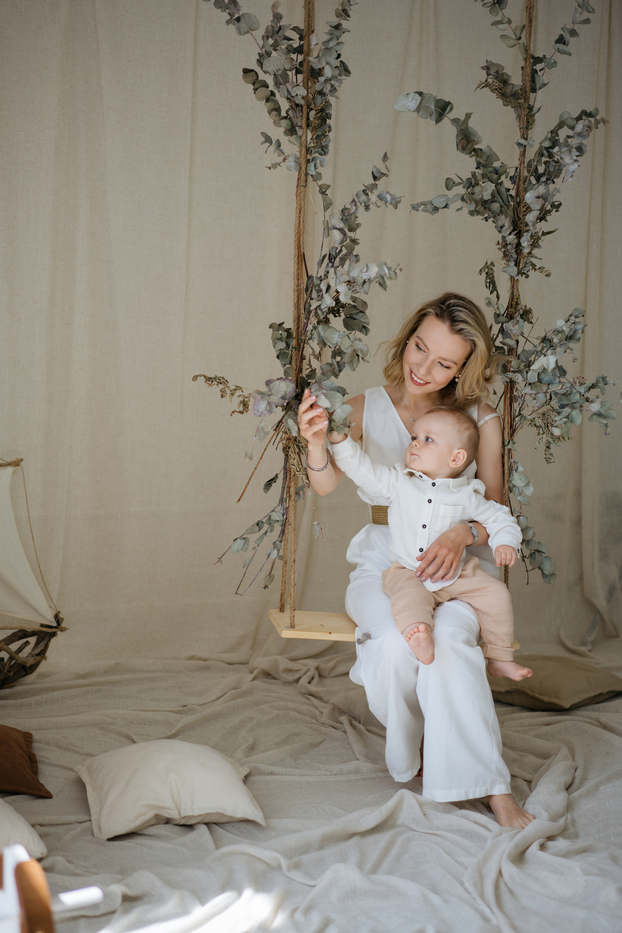 Семейная фотосессия в студии в качелями. Свадебный и семейный фотограф в Калининграде Анастасия Гриценко