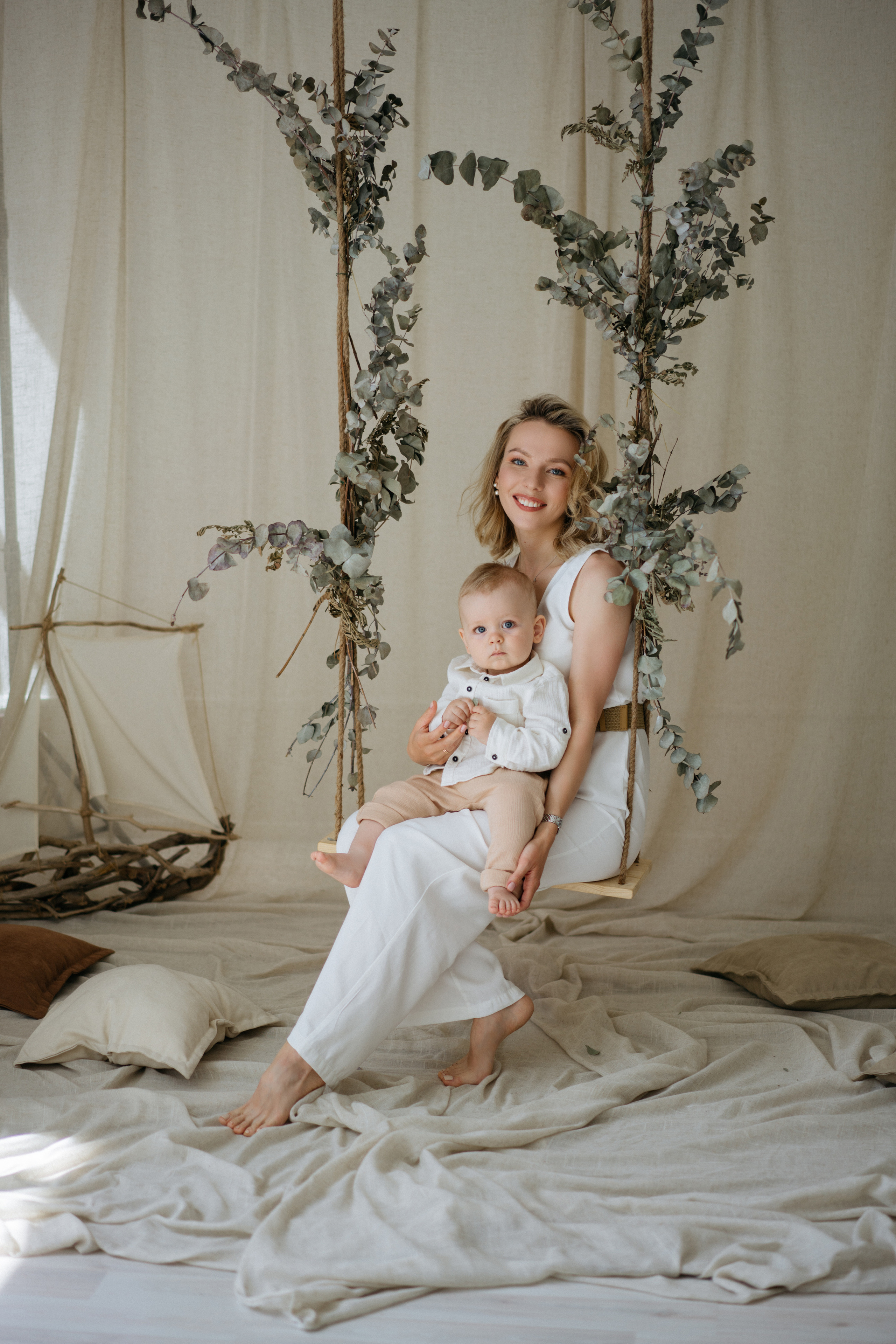 Семейная фотосессия в студии в качелями. Свадебный и семейный фотограф в Калининграде Анастасия Гриценко