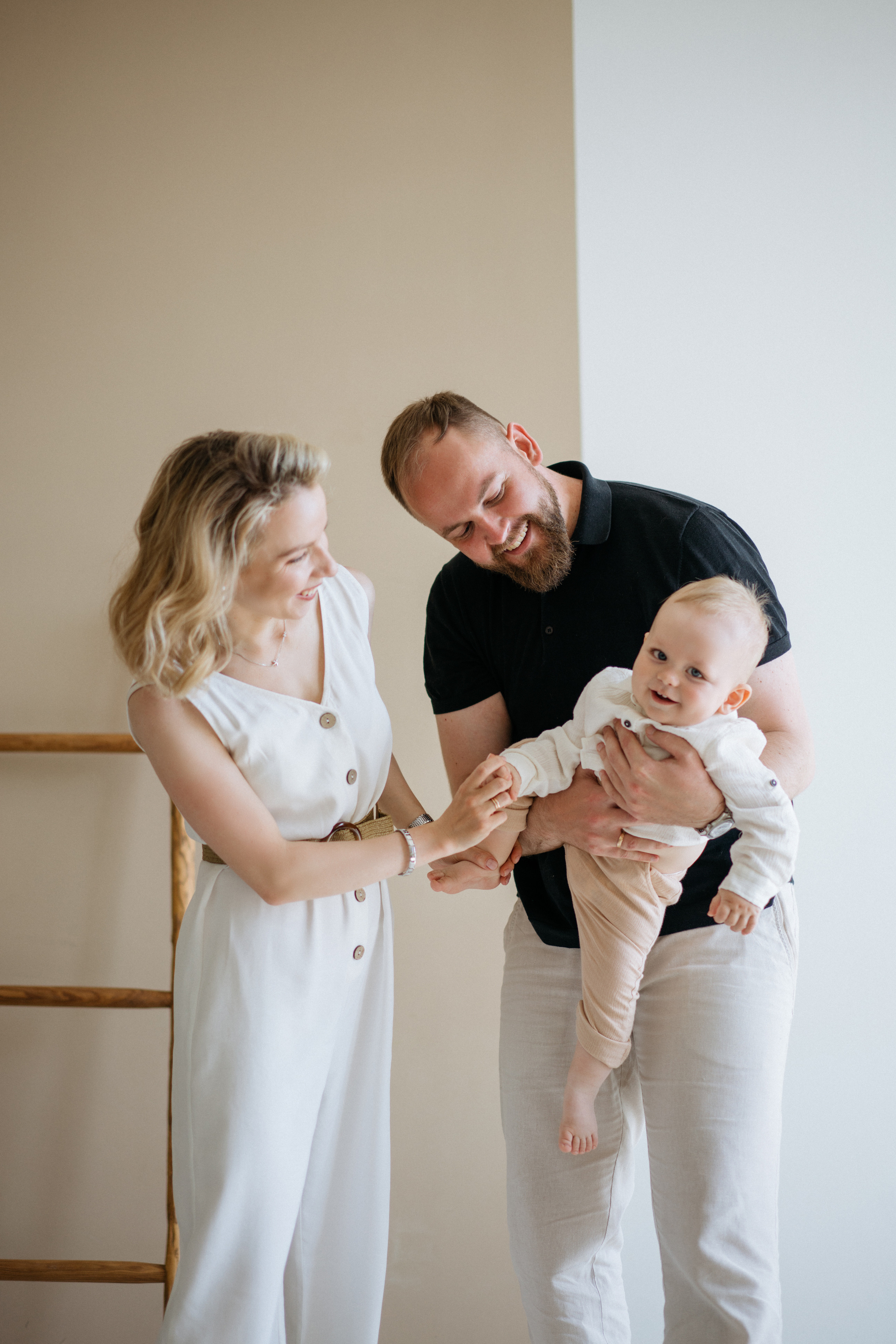 Семейная фотосессия в студии в качелями. Свадебный и семейный фотограф в Калининграде Анастасия Гриценко