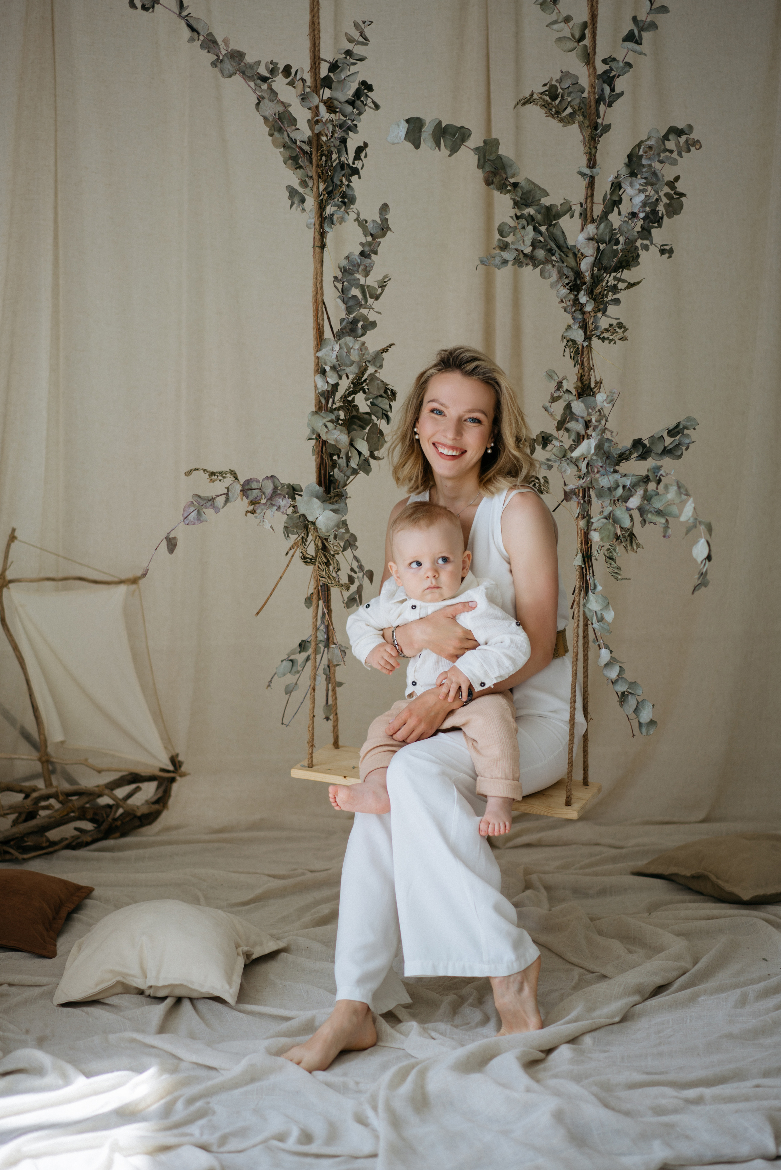 Семейная фотосессия в студии в качелями. Свадебный и семейный фотограф в Калининграде Анастасия Гриценко