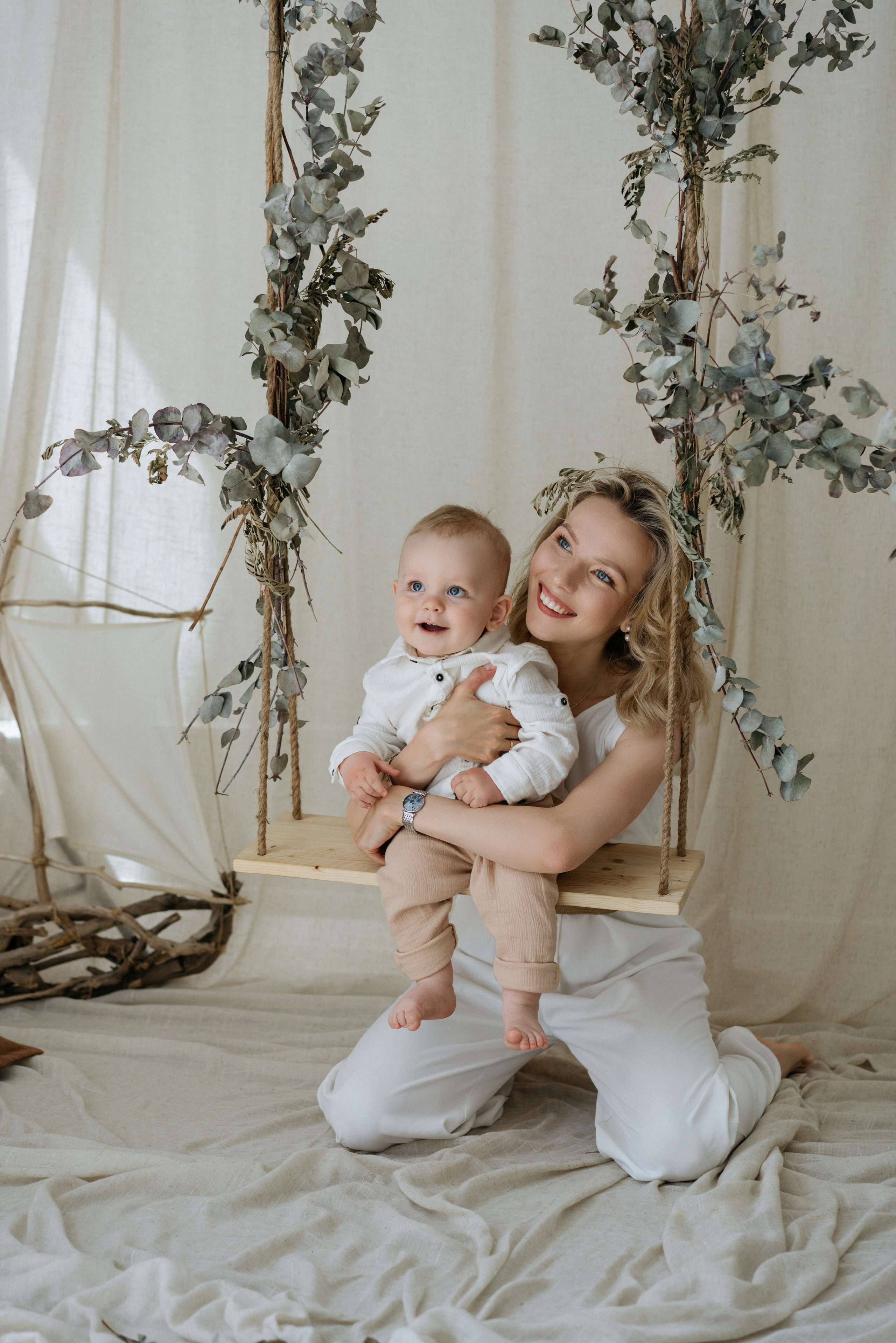 Семейная фотосессия в студии в качелями. Свадебный и семейный фотограф в Калининграде Анастасия Гриценко