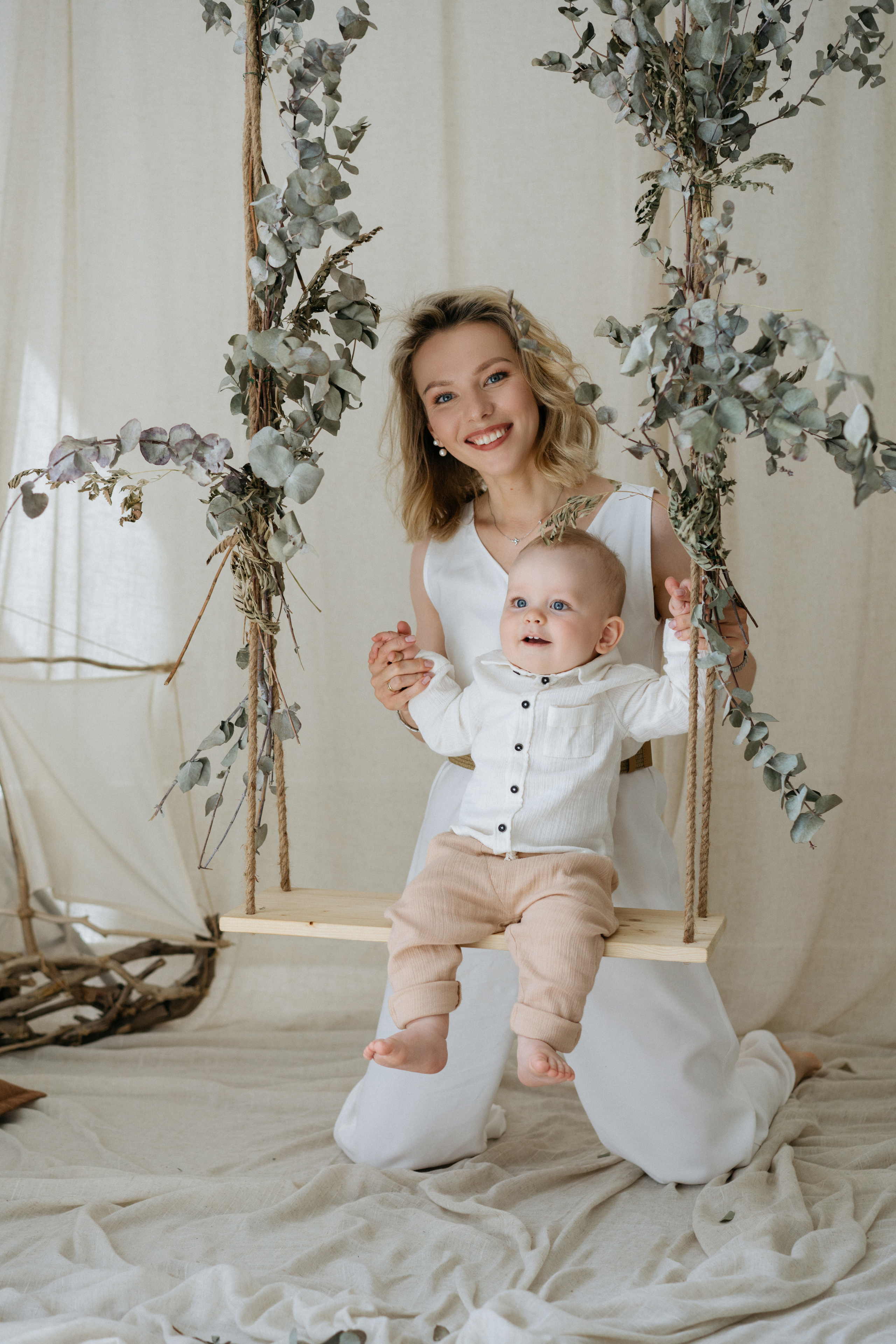 Семейная фотосессия в студии в качелями. Свадебный и семейный фотограф в Калининграде Анастасия Гриценко