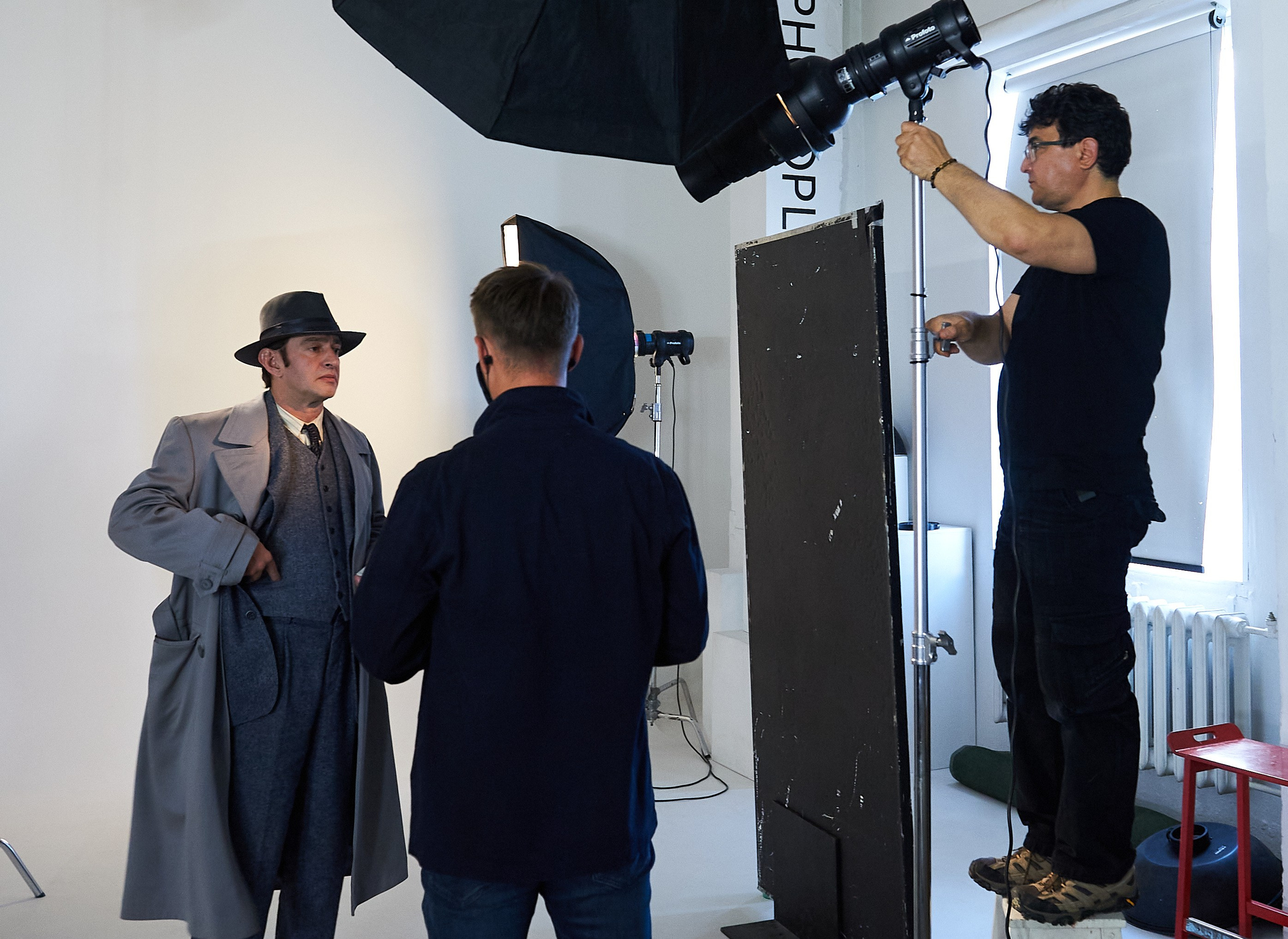 BACKSTAGE. Www.apowerstudio.com