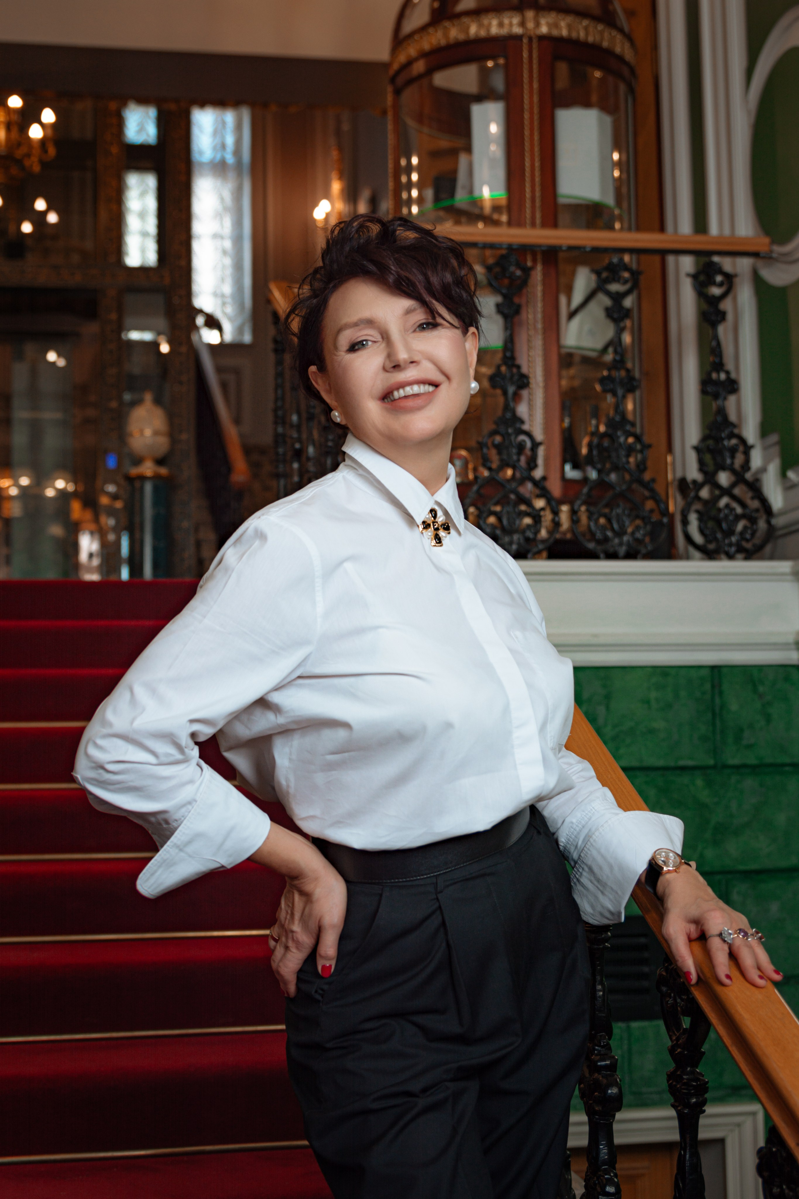 Модель демонстрирует модный образ на фоне величественной лестницы Дворца.  