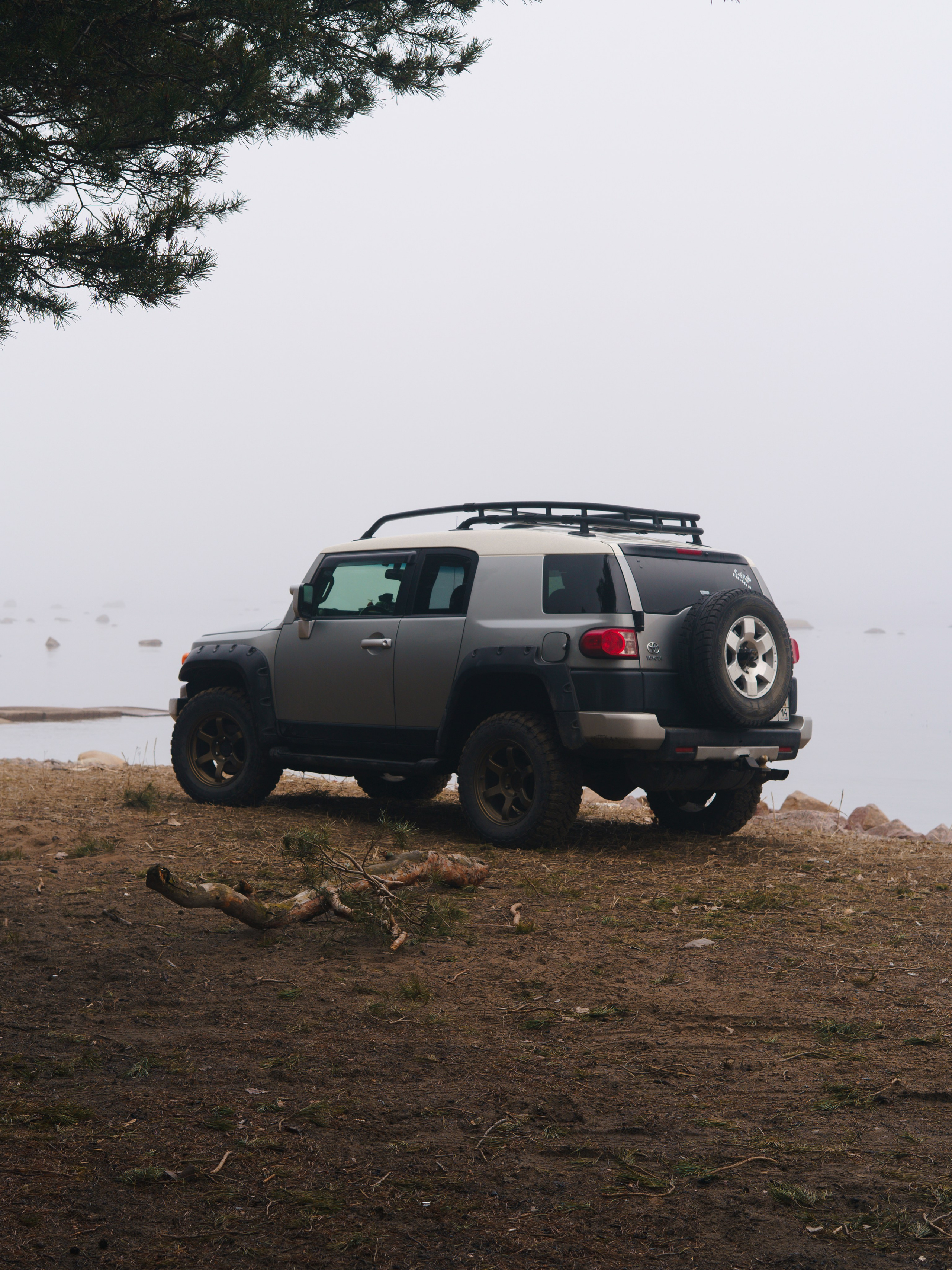 Съемка Toyota FJ Cruiser на берегу финского залива для последующей продажи авто на авито