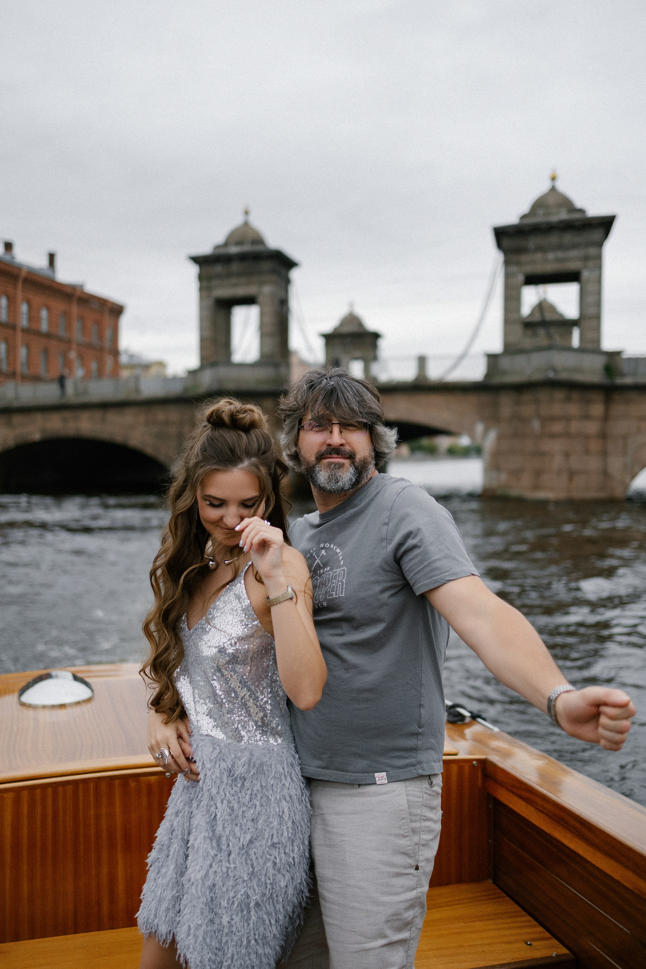Прогулка на венецианском катере. Свадебный фотограф в Санкт-Петербурге Ксения Кобышева