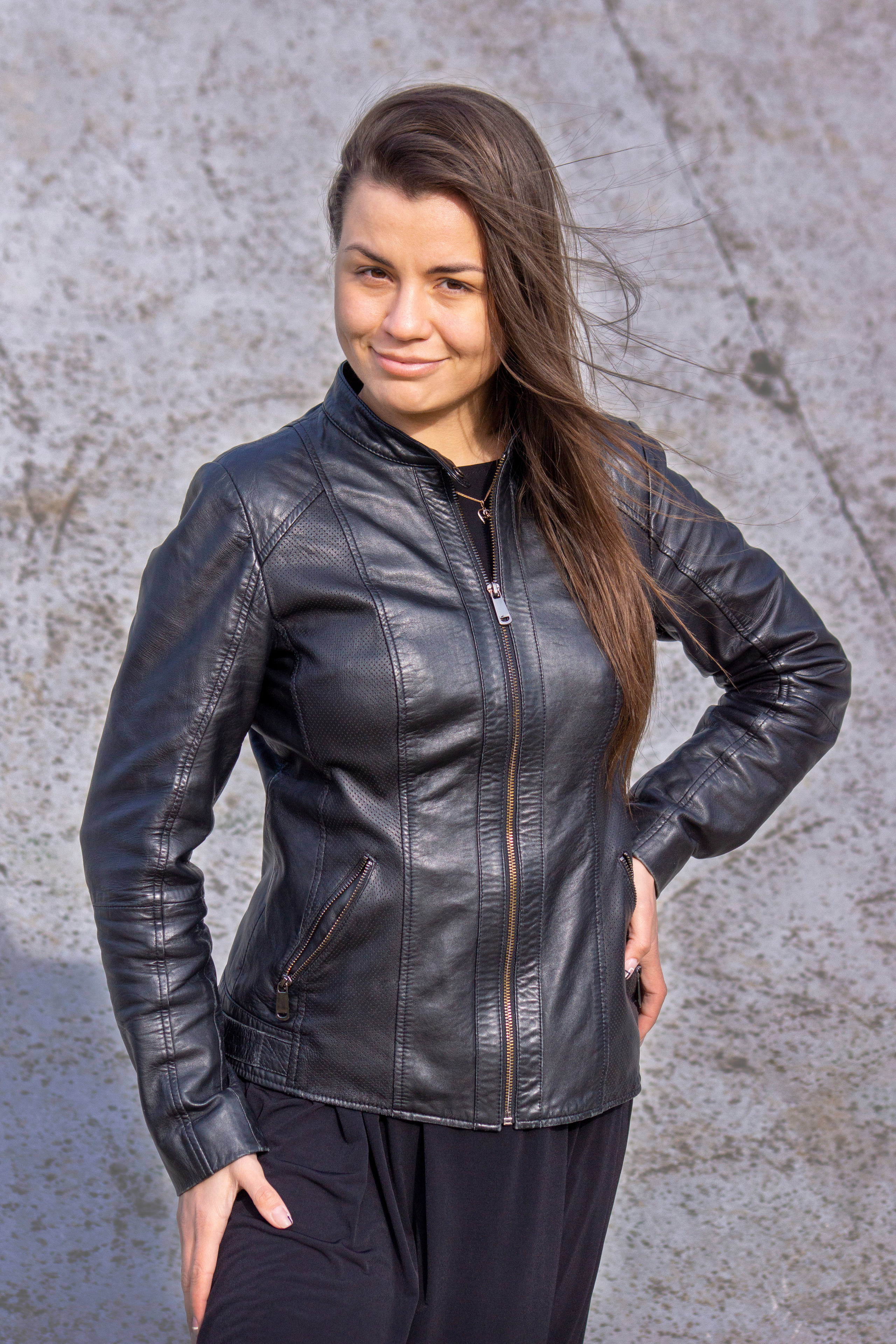 Всем привет!!! 🖐🏻🙂Фотопрогулка по Калининграду! Вы любите гулять? ☺ Нет??? На этой неделе я буду публиковать фотографии сделанные прошедшим воскресеньем...Мы ушли от шумных центральных улиц города... Городская среда состоит не только из значимых и всеми узнаваемых достопримечательностей. Многие выходя на улицу видят, как они думают, "обыденный" пейзаж...Вам нравится эта фотография? 🙂 Пишите, пожалуйста!!!А, ведь, это самое "обыденное место"... Куда не заходят туристы...Итак... цветовой минимализм...🙂📸P.S. Жду ваших эмоций!..