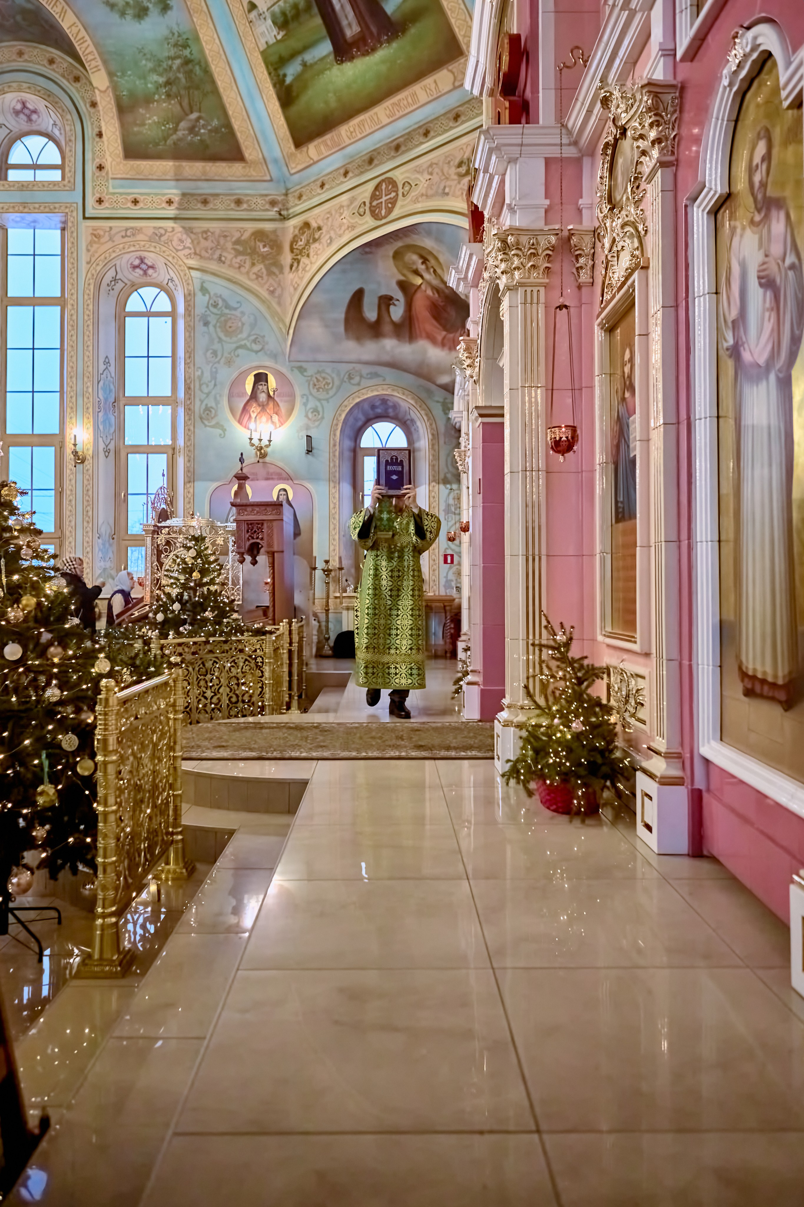 Алтарник идет по Амвону читать Апостол