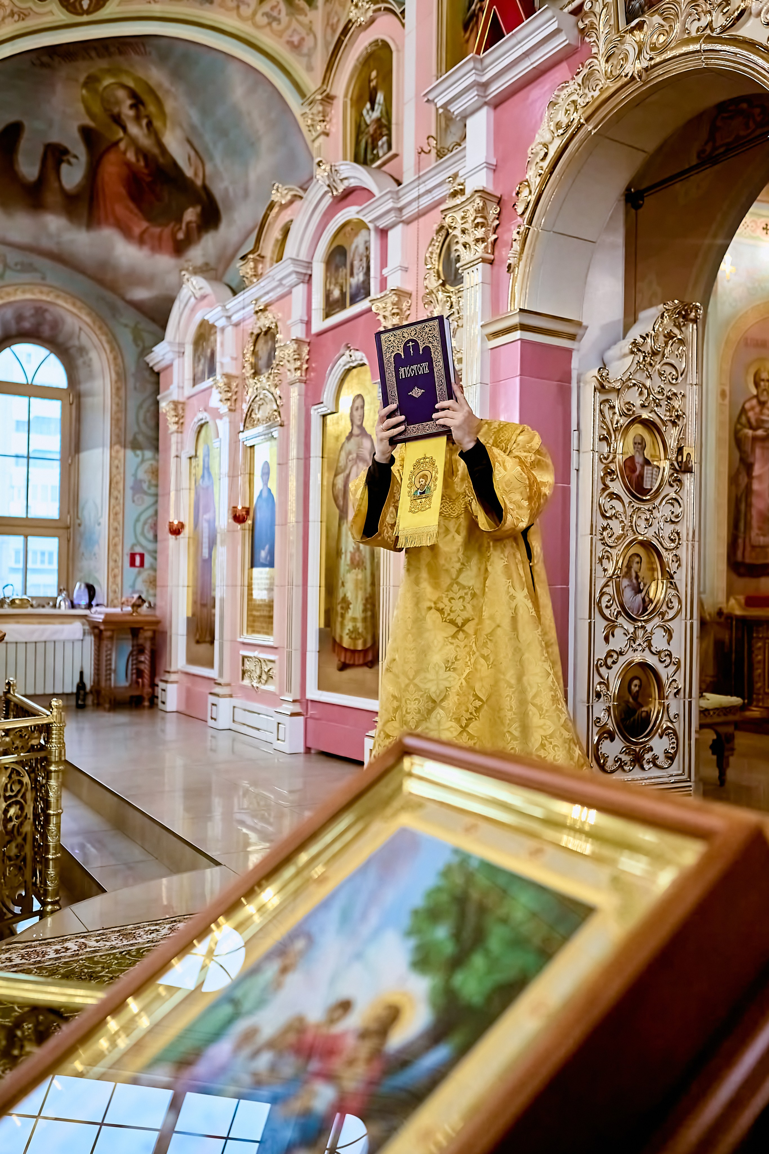 Выход с Апостолом на Литургии. Фото православного фотографа Николая Голованова