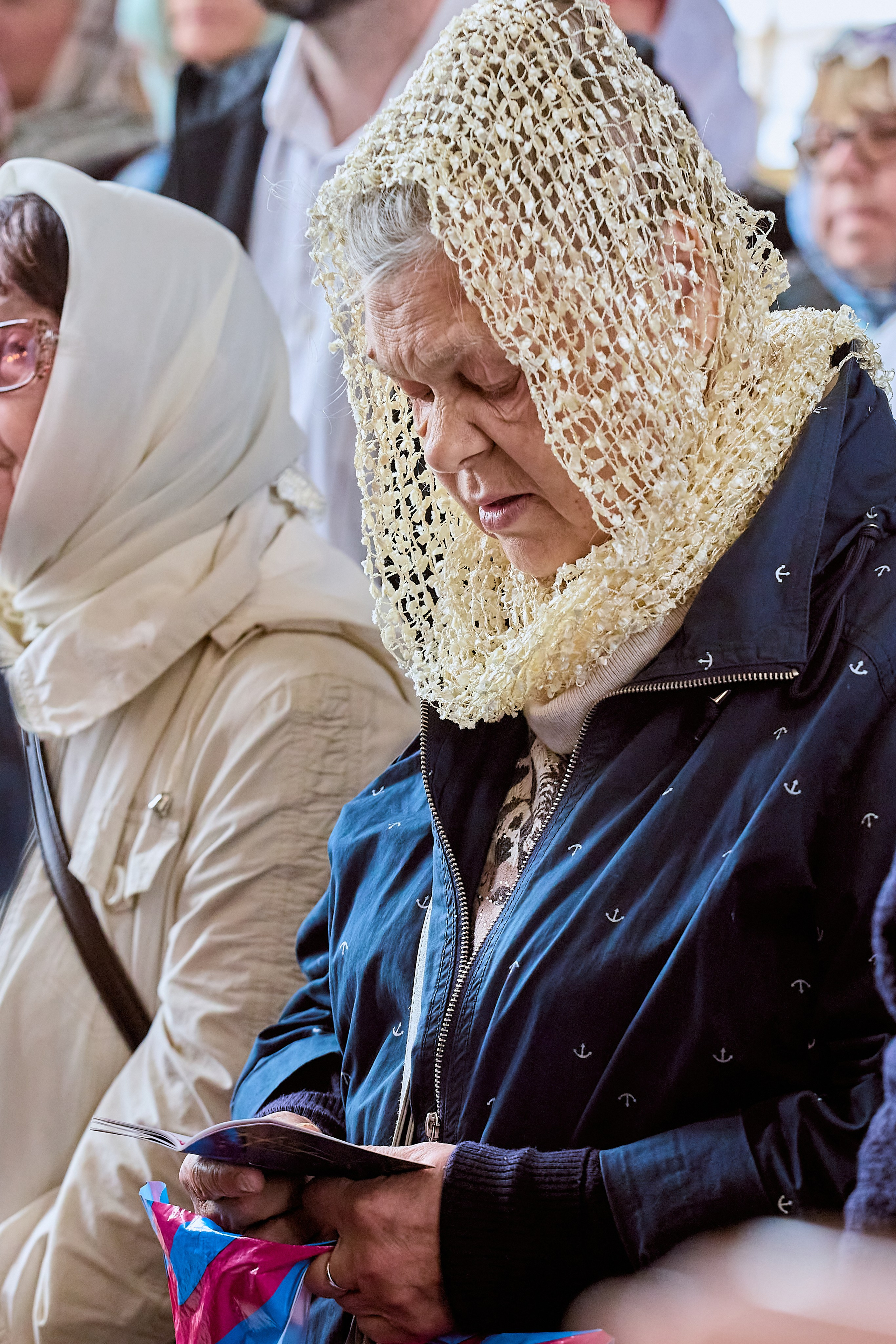 Портрет женщины в храме 