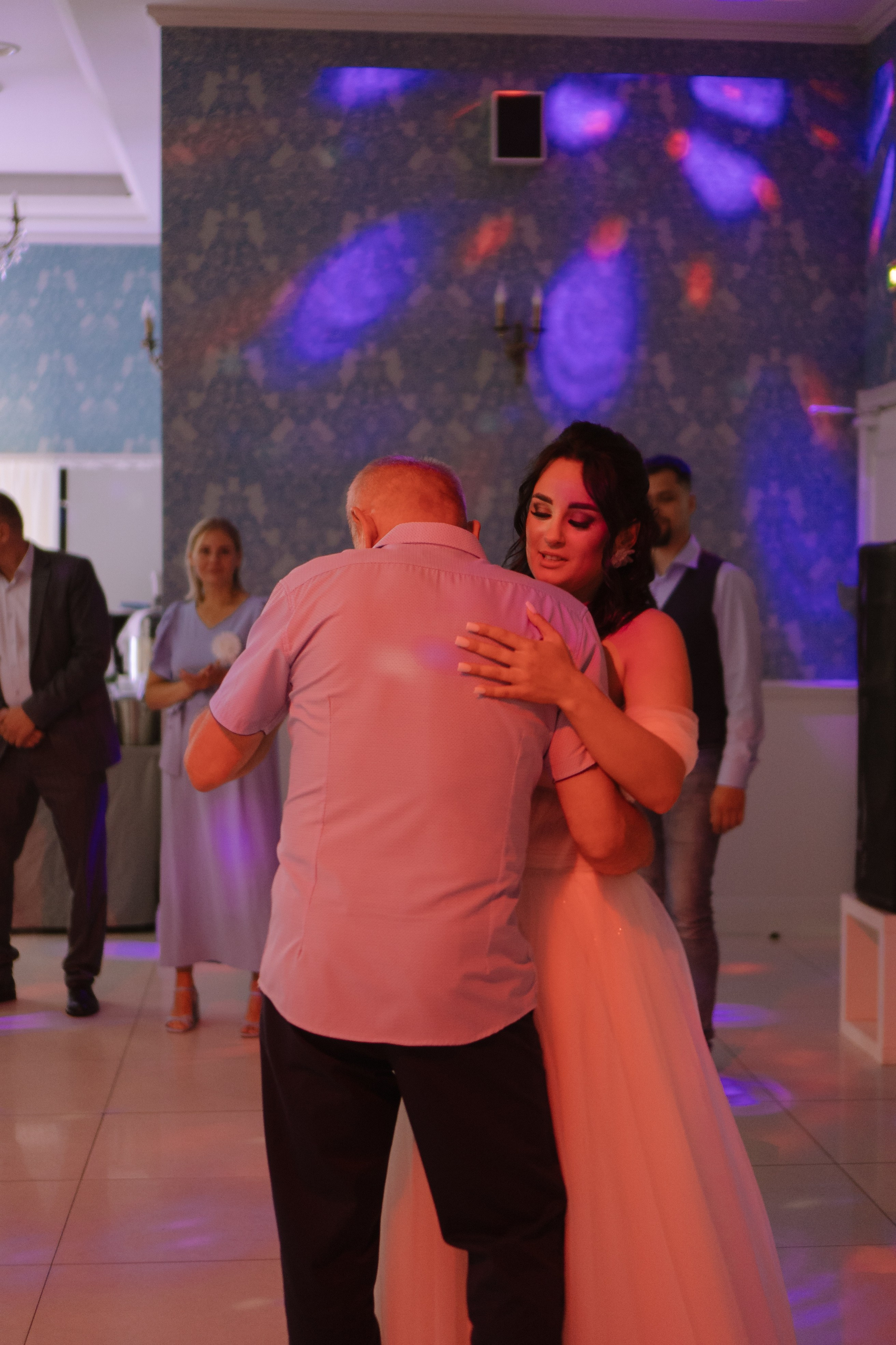 ТАНЕЦ ОТЦА И ДОЧЕРИ НА БАНКЕТЕ (СВАДЕБНАЯ ФОТОСЕСИИЯ БАНКЕТА). Профессиональный фотограф, Санкт-Петербург — Виктория Богомолова