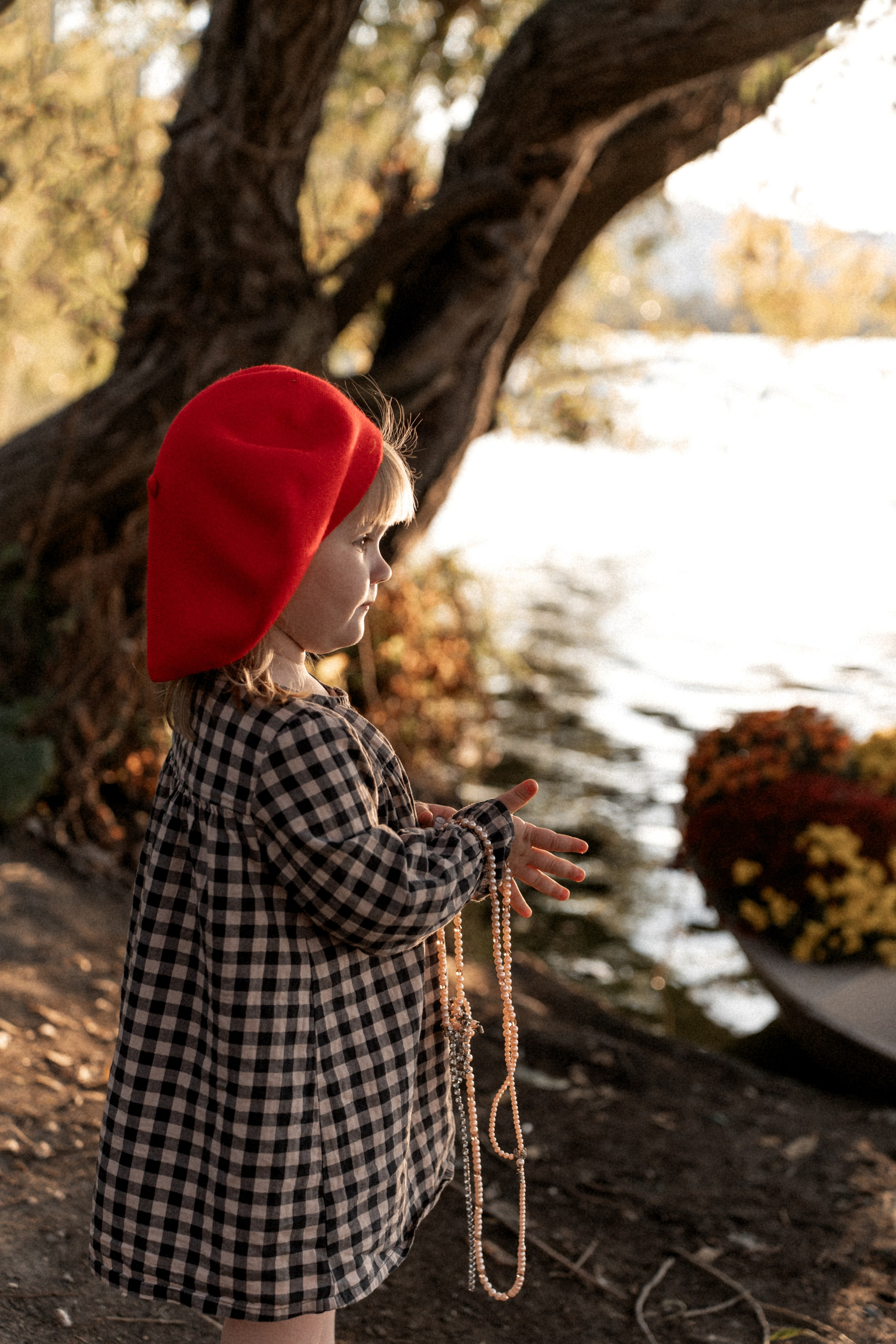 Хризантемовое плаванье маленькой мечтательницы. Ваш семейный фотограф в Минске — Вика Трегубова