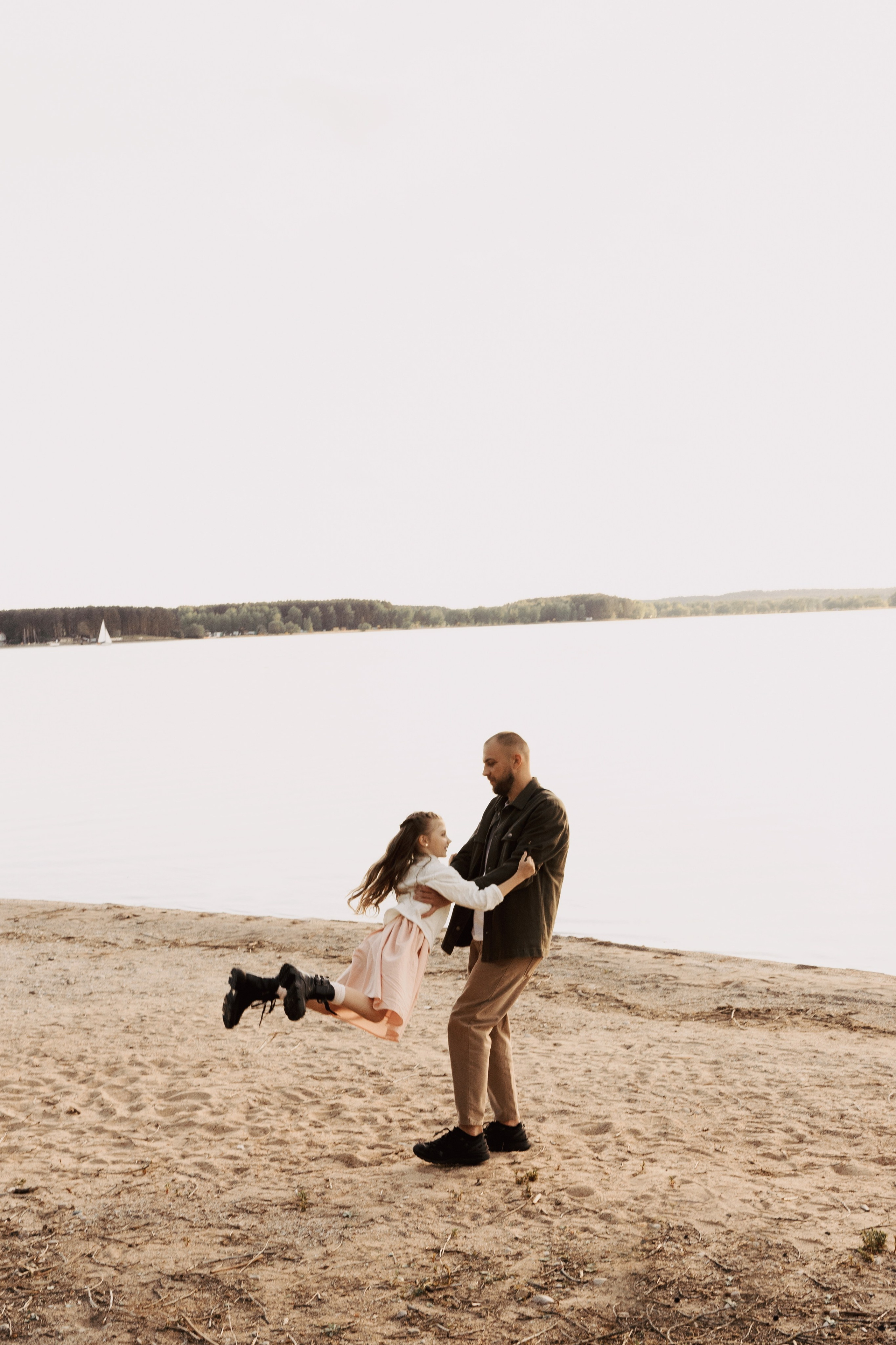 Весеннее тепло семьи на берегу Минского моря. Ваш семейный фотограф в Минске — Вика Трегубова