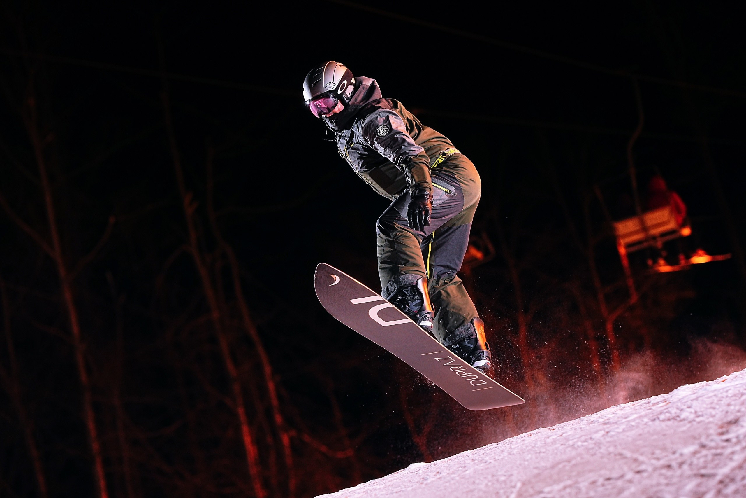 Вечерняя съёмка на склонах с использованием внешних вспышек. Фотограф Студитский Евгений