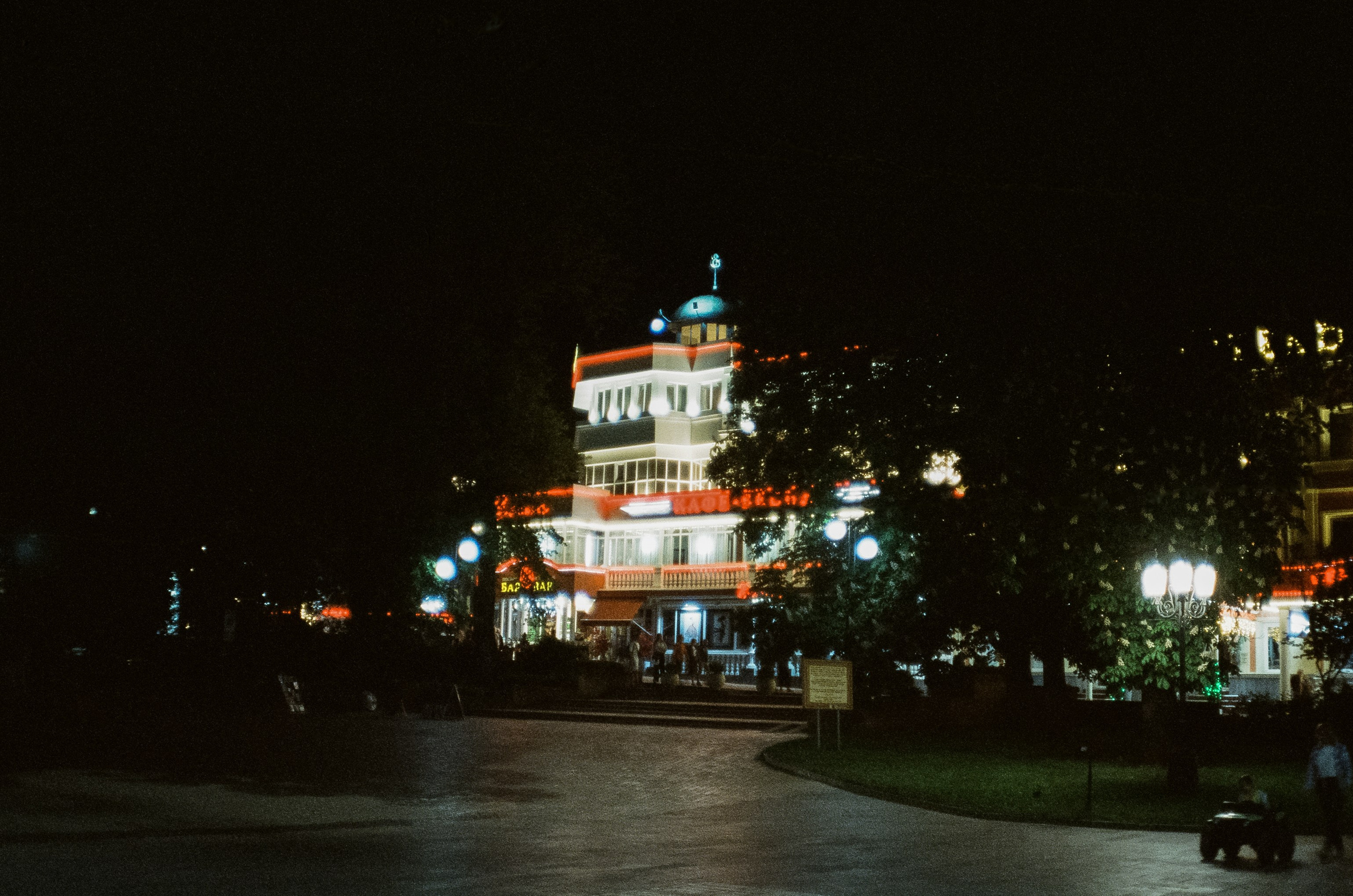 Курортный проспект Кисловодска вечером и поющие фонтаты