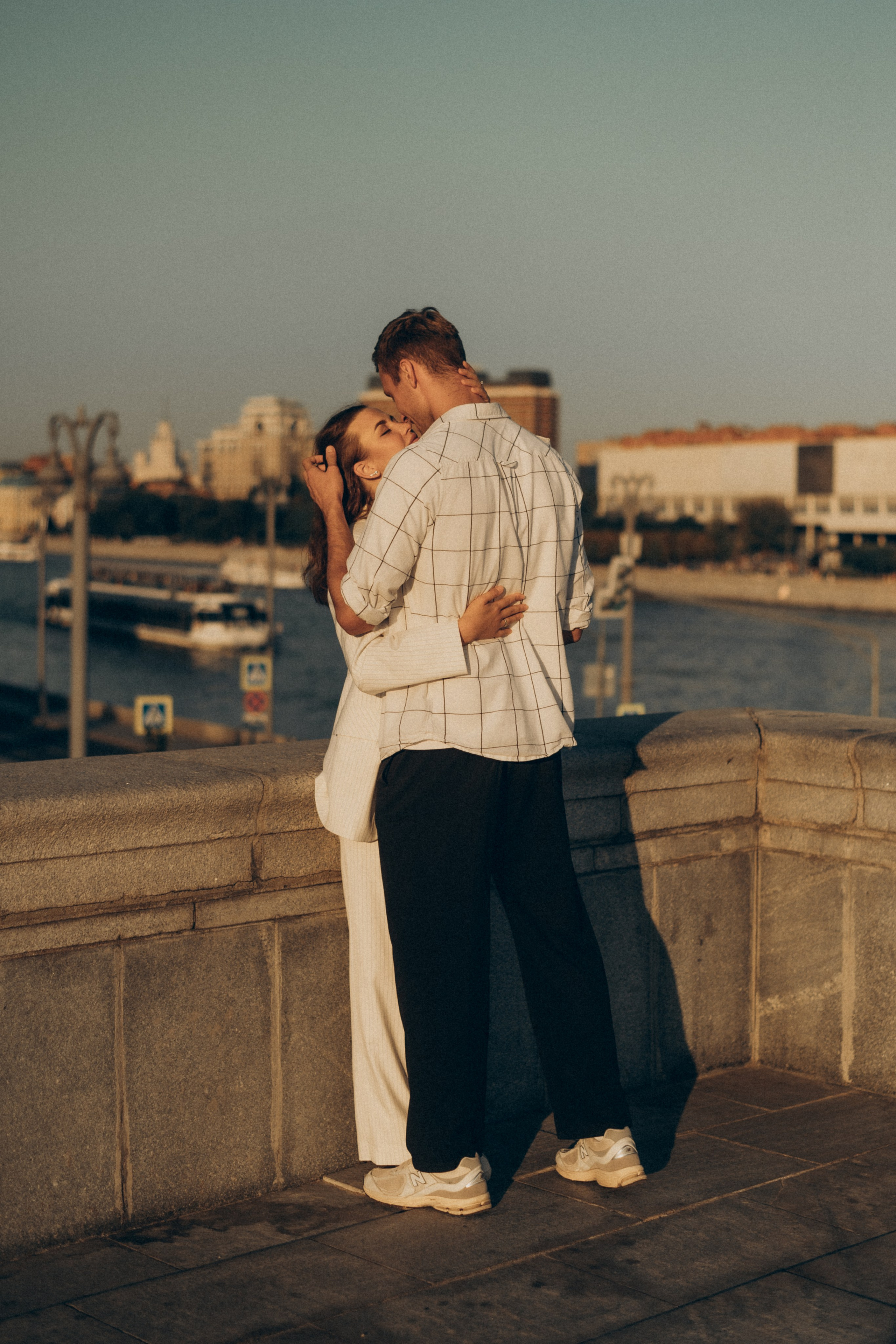 Любовь на набережной в Москве