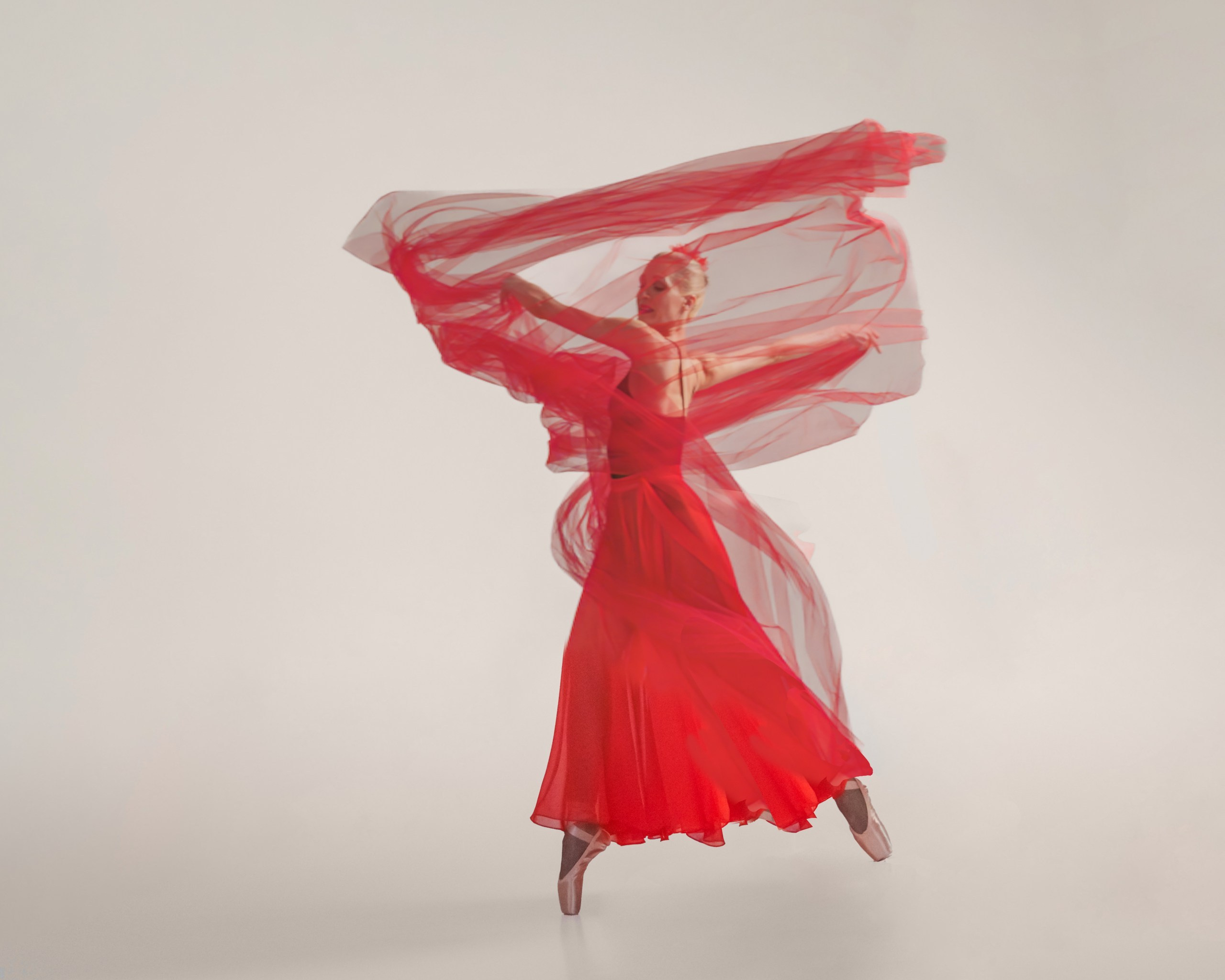 A photo shoot in a Yekaterinburg studio with flying fabrics.