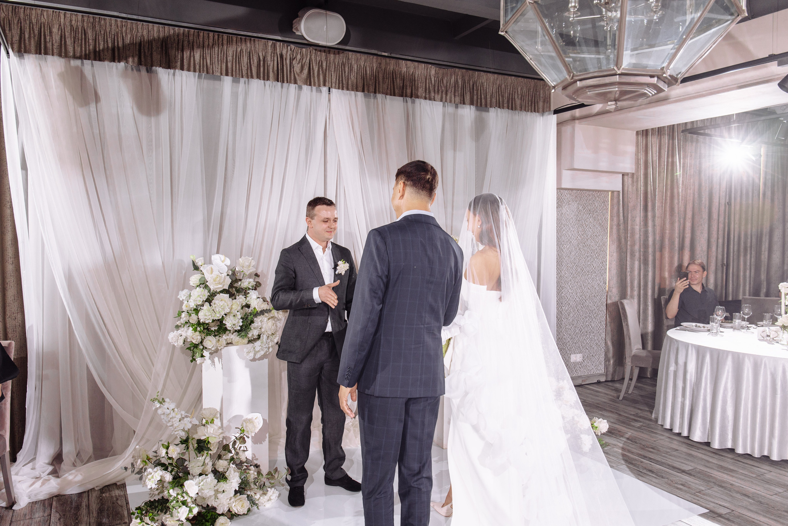 Свадебная фотосессия красивый банкет. Свадебный фотограф в Екатеринбурге Илья Корсаков