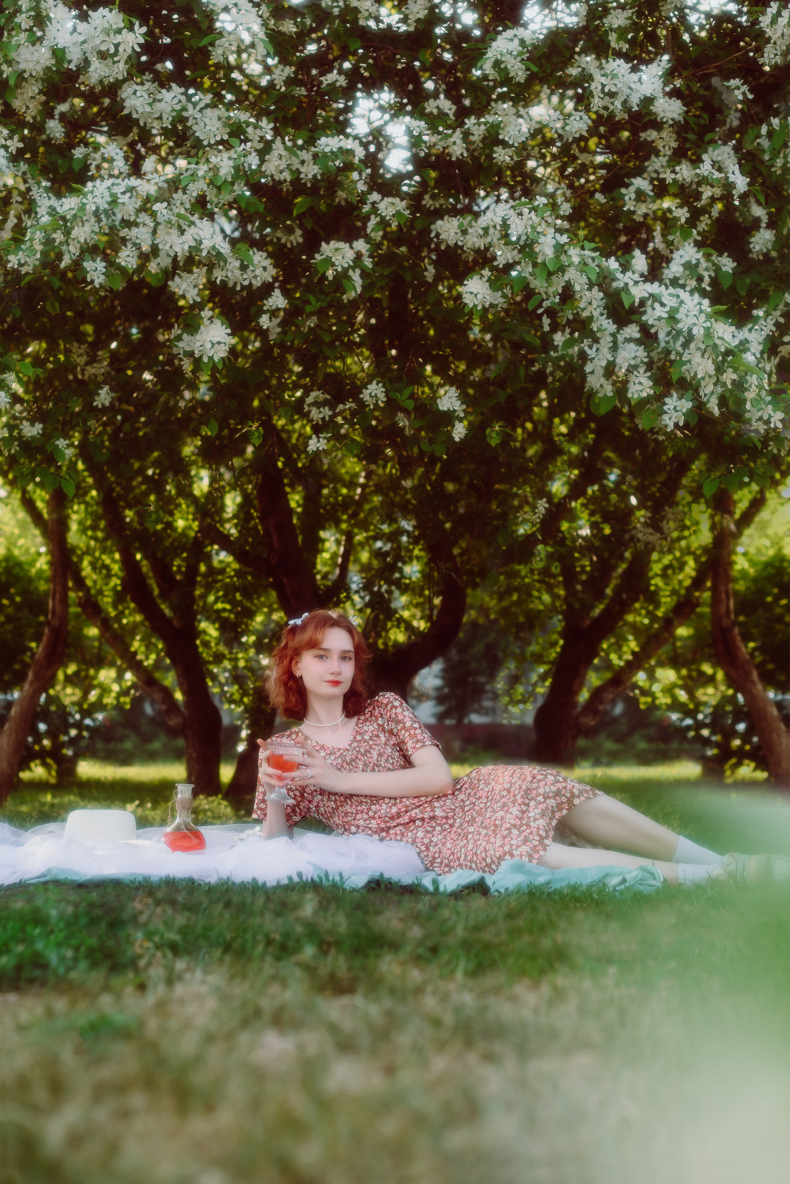 Фотосессия в цветущих яблонях в Кемерово