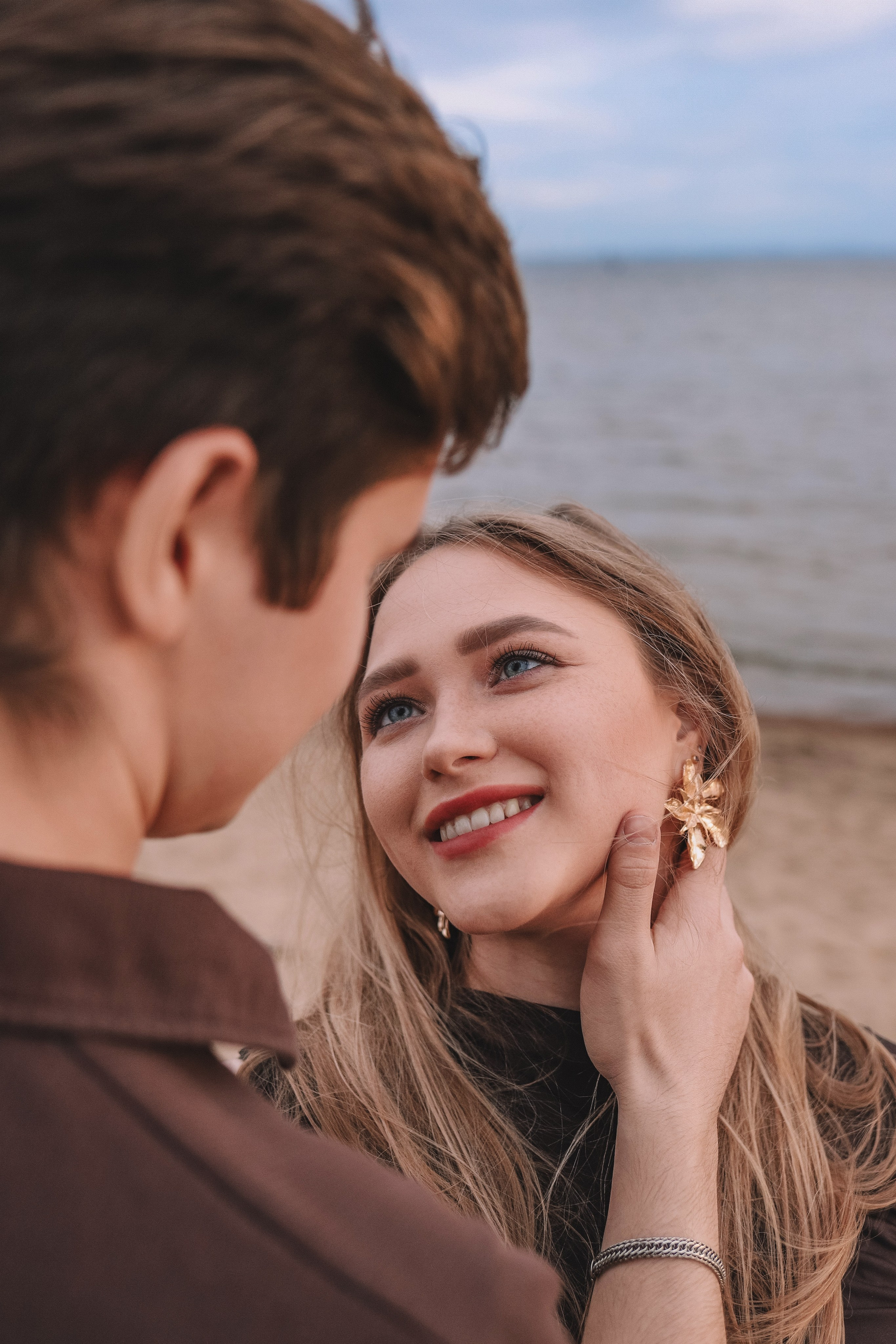 Девушка улыбается мужчине, крупный портрет