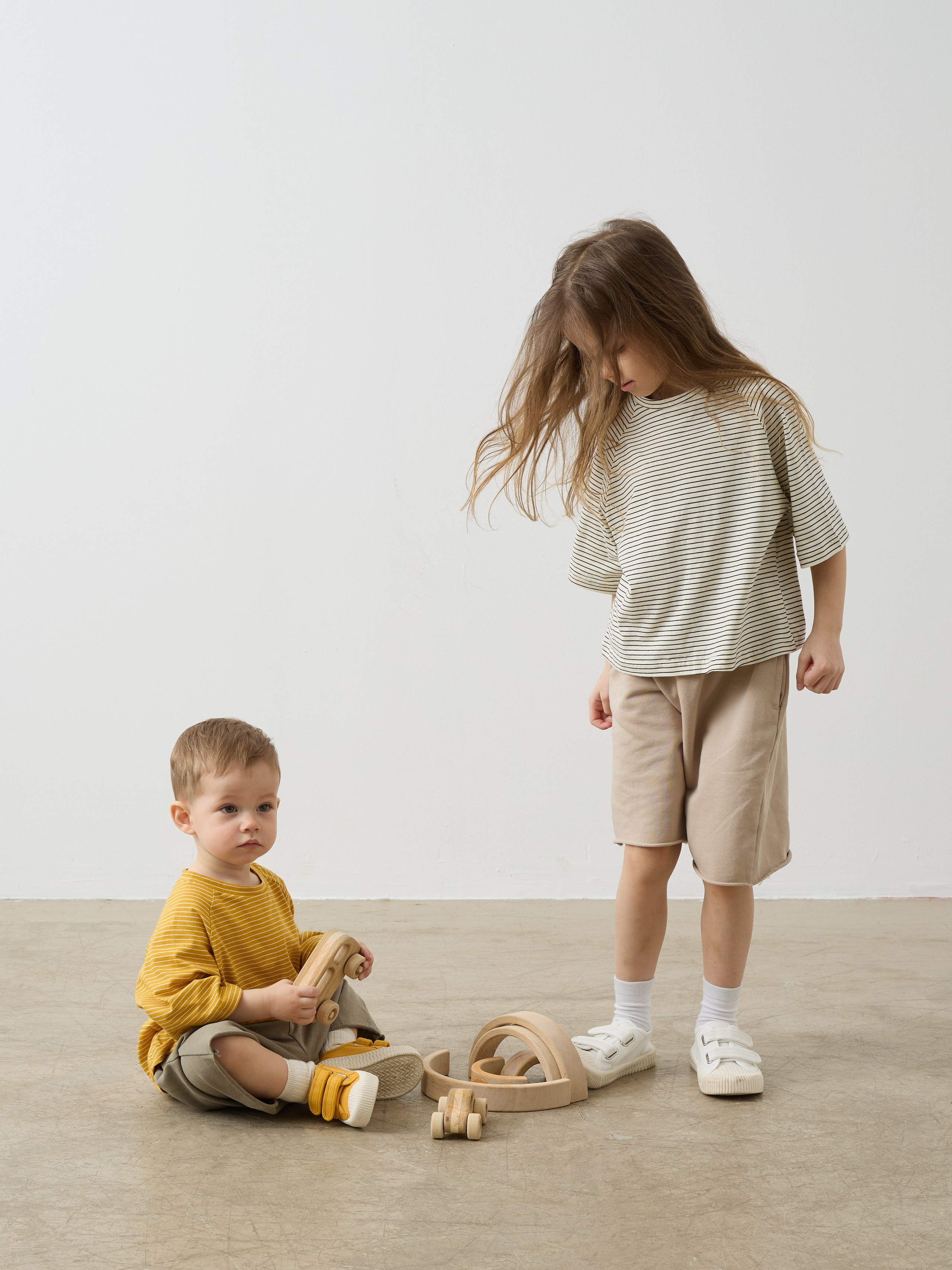 Фотограф Артём Галицкий. Специализируюсь на студийной съёмке одежды: каталоги, лукбуки, предметная съёмка. Опыт работы с fashion-брендами, маркетплейсами и коммерческими проектами. Грамотно выстраиваю свет, работаю быстро и точно под задачу. Также имею опыт работы гафером — отлично знаю световое оборудование и техническую сторону съёмочного процесса.