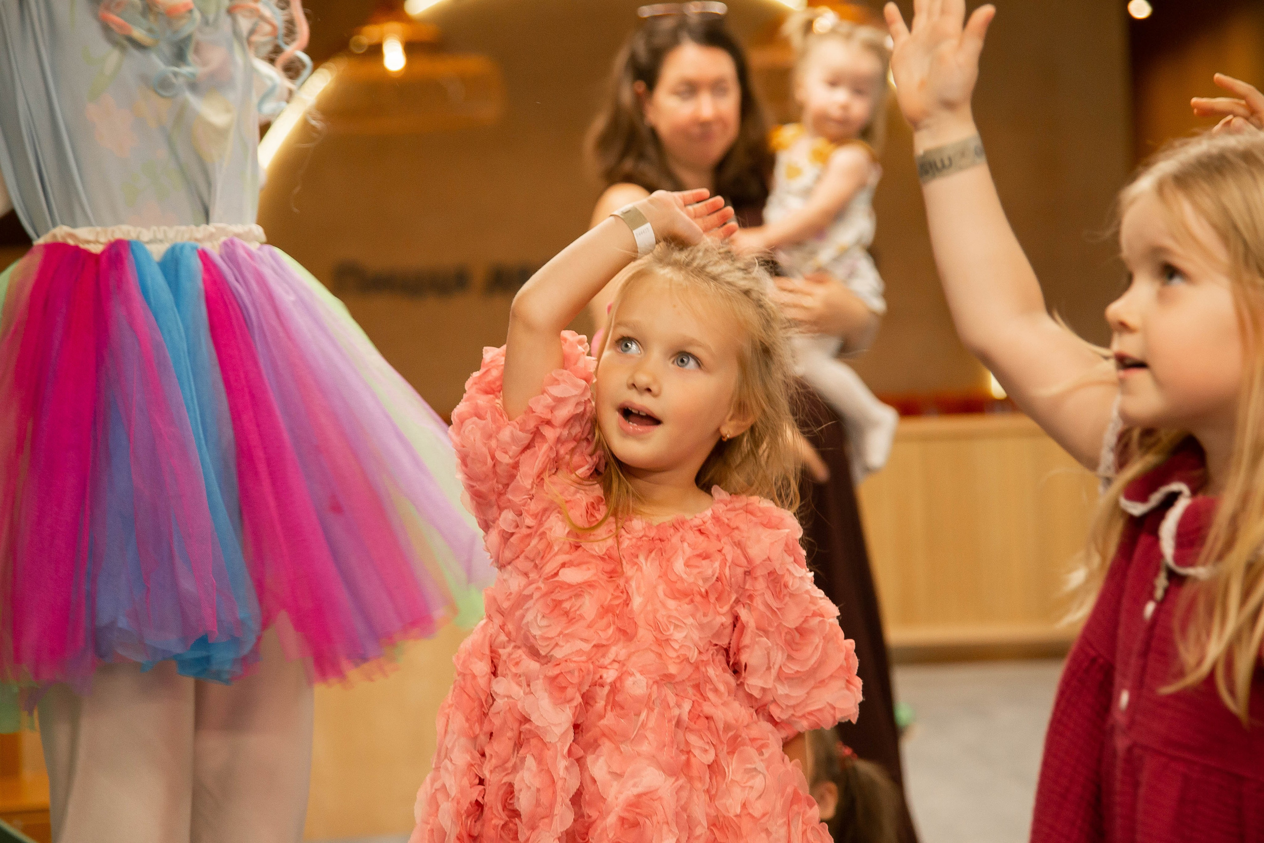 Репортажная съемка дня рождения сестер — живые эмоции праздника в Москве. Фотограф Анна Татаурова | Авторская фотосъемка в Москве