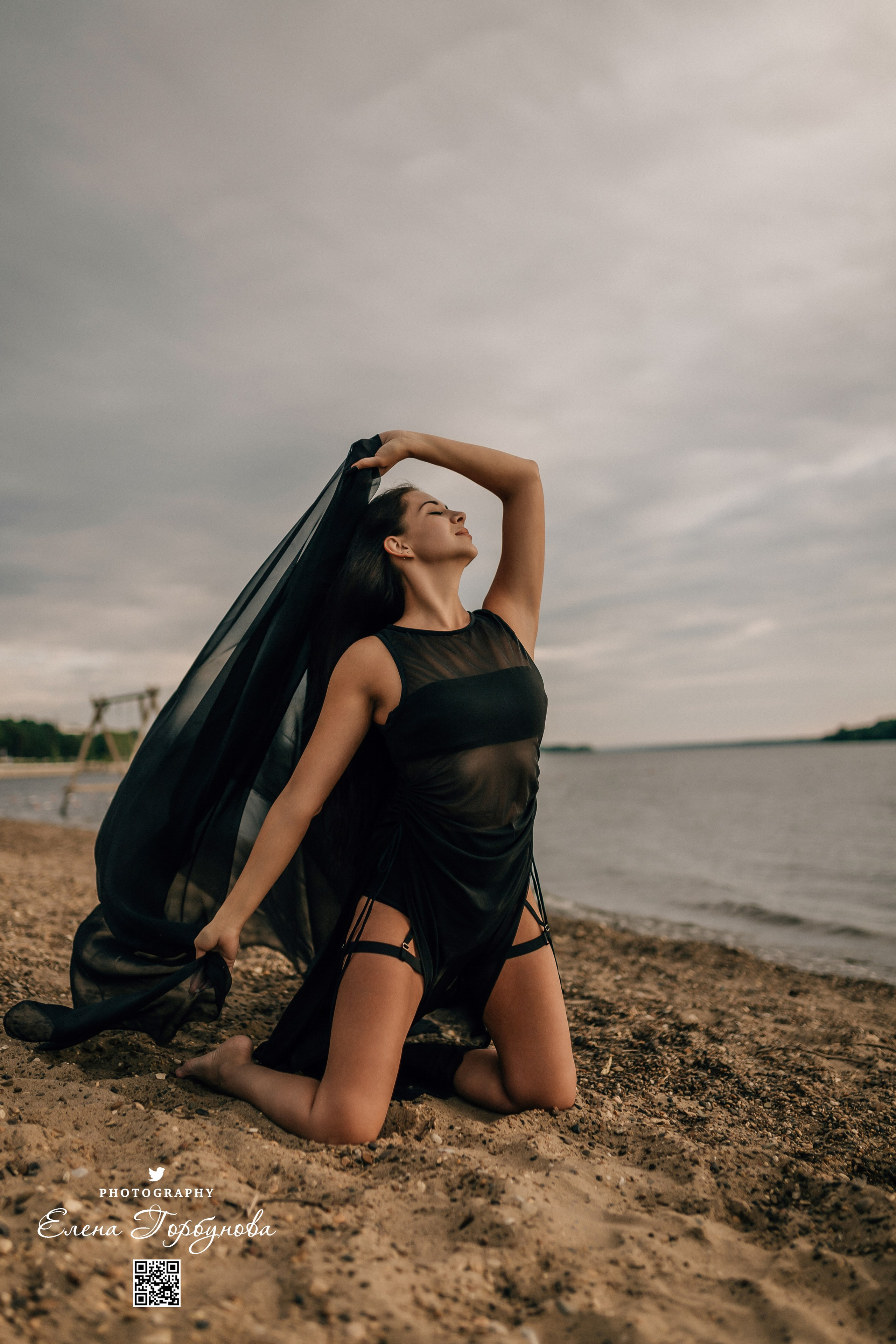 Черная серия с тканью. Набережная. Александра и Таисия. Июль 2025 г. Фотограф Пермь. Свадьбы. Семья и дети, школа, д. сад. Фотокниги