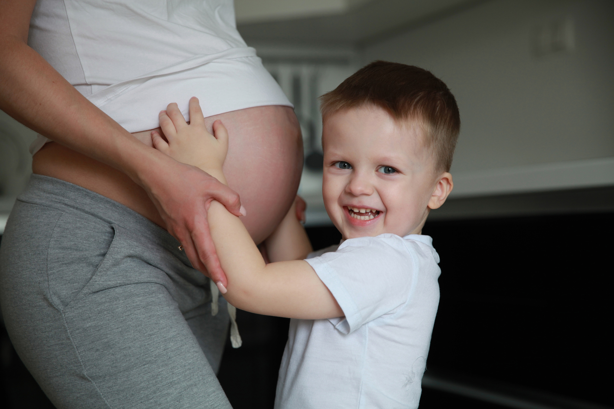 Сын обнимает мамин живот