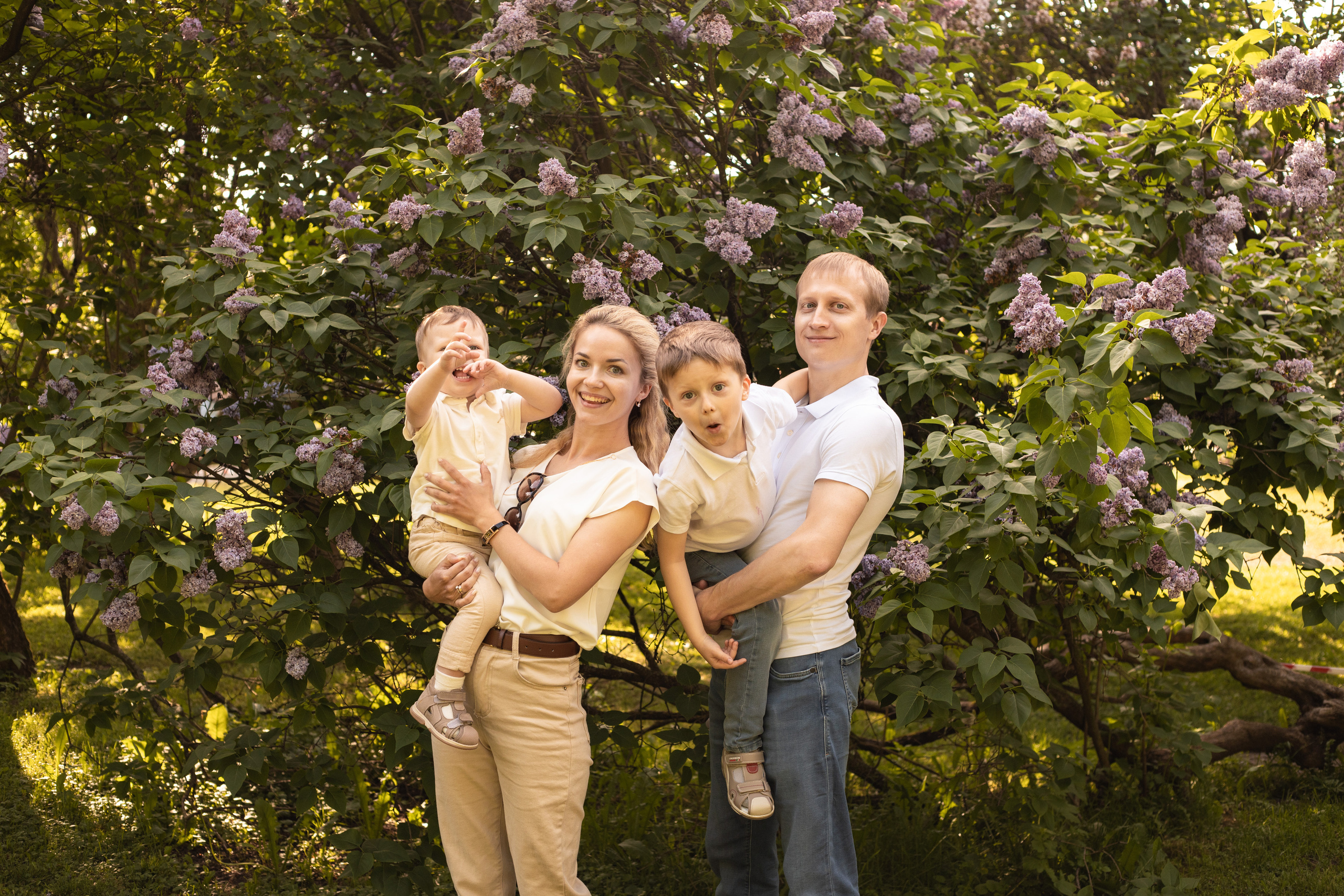 семья в саду