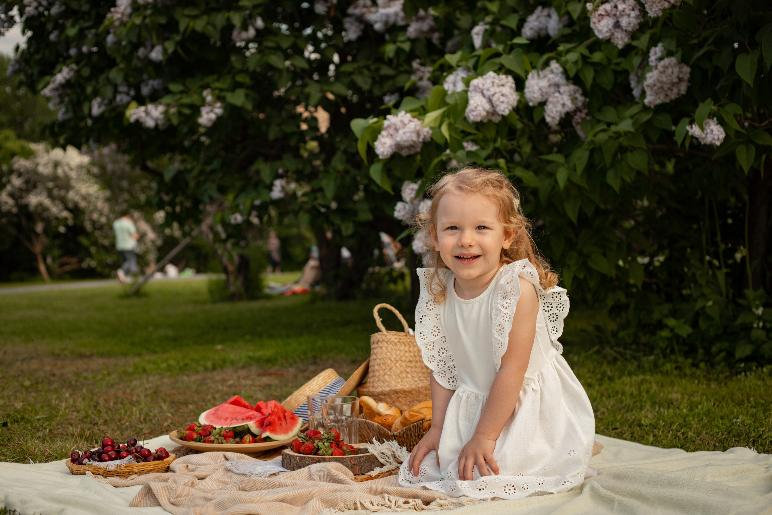 девочка на поляне