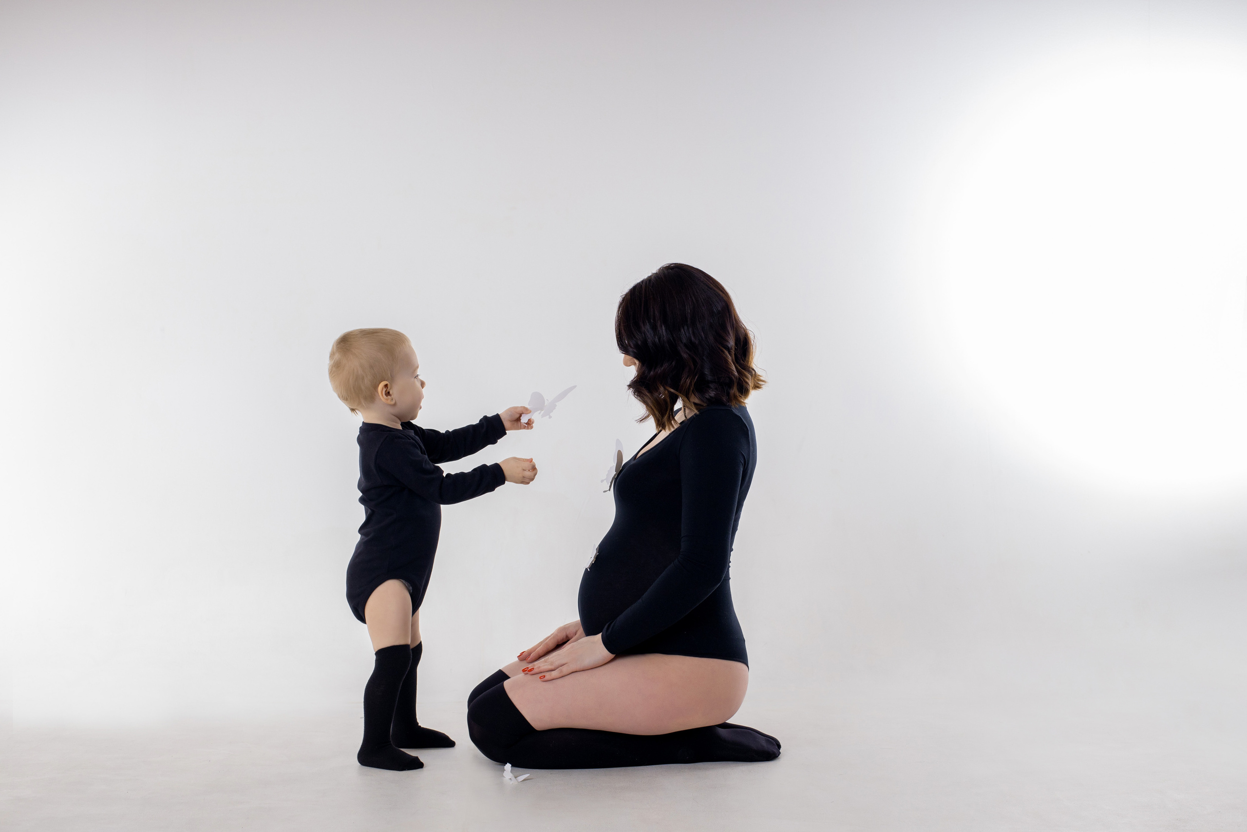 Беременная мама и дочка