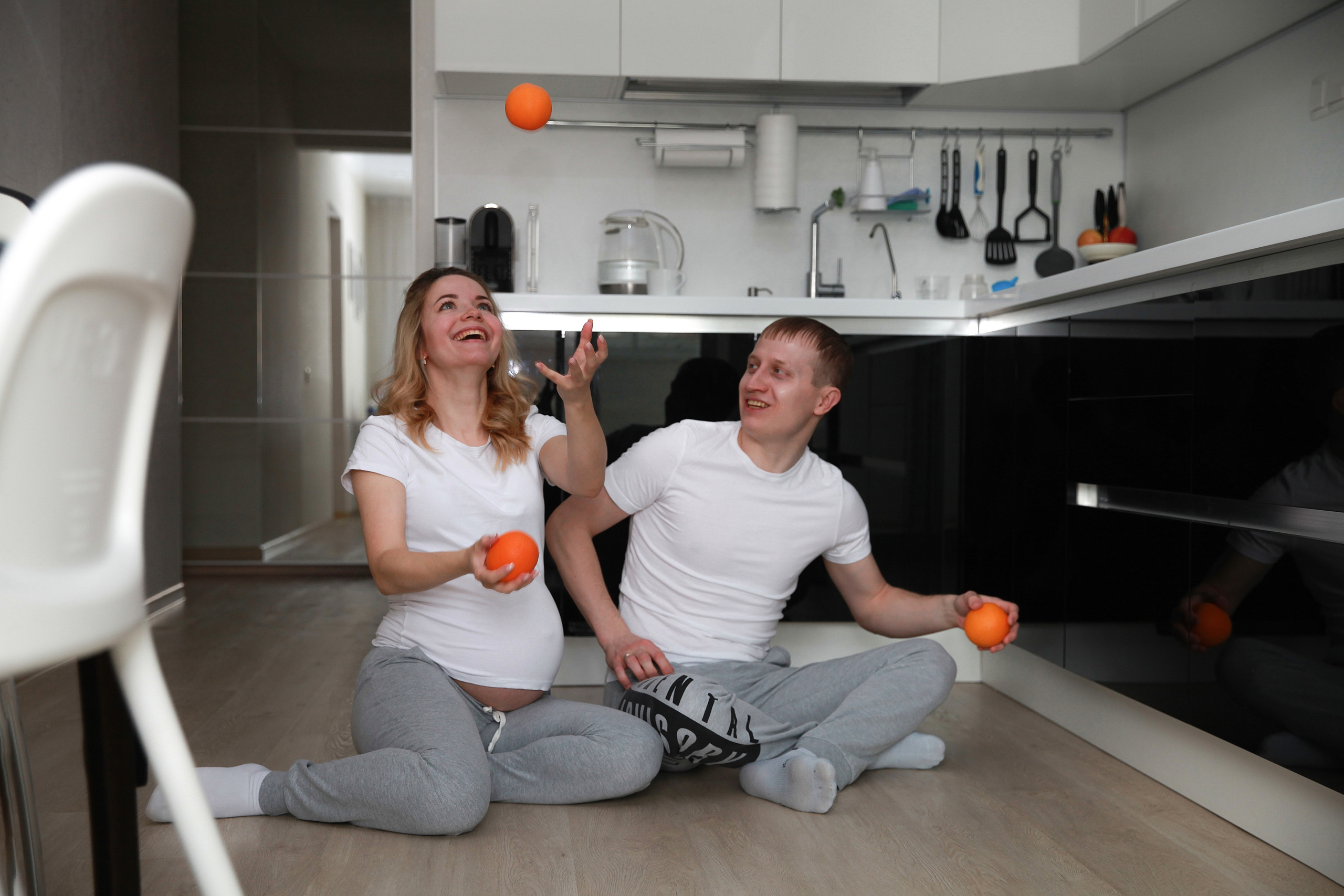 Беременная на кухне