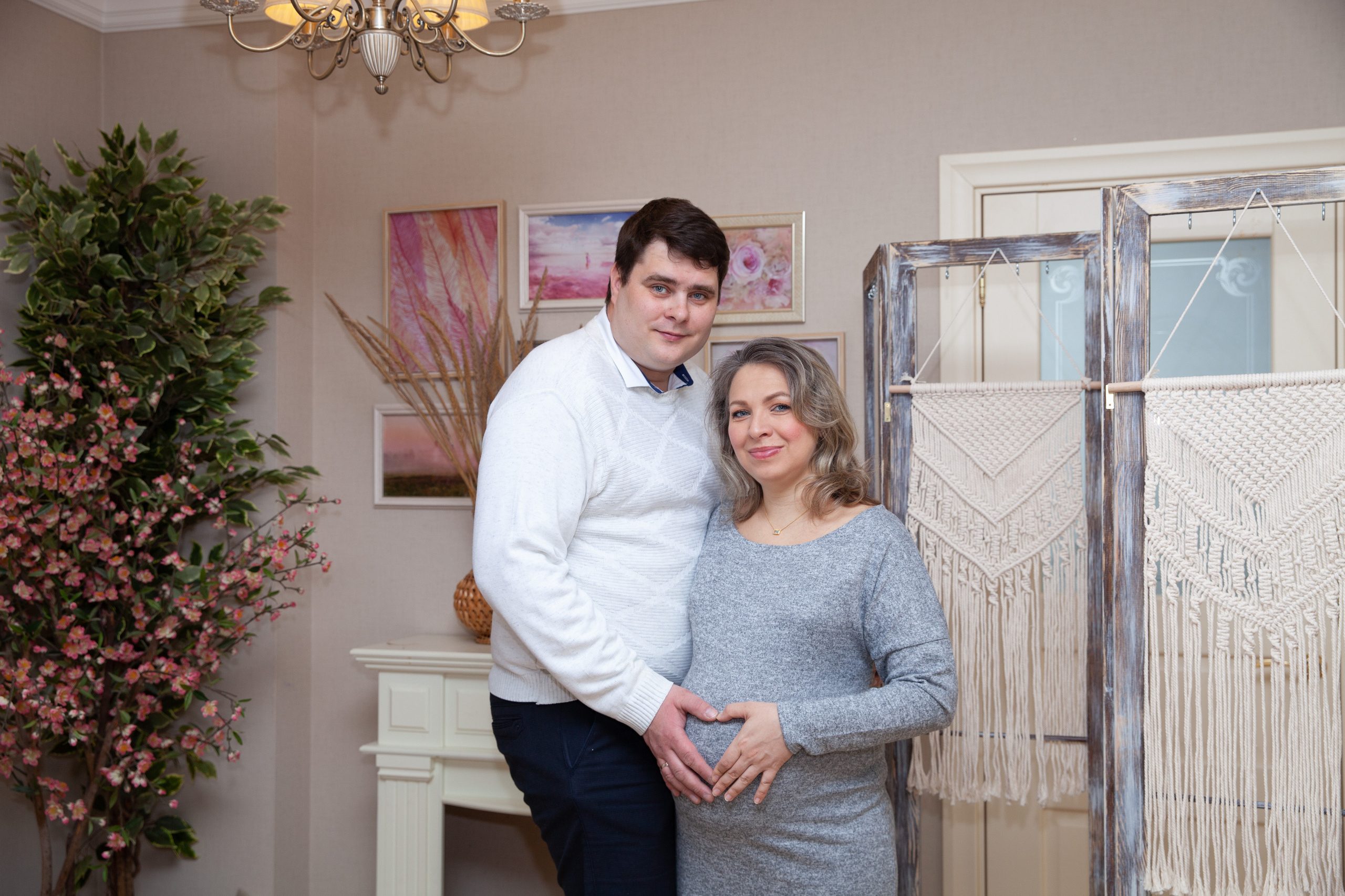 Муж и жена у камина