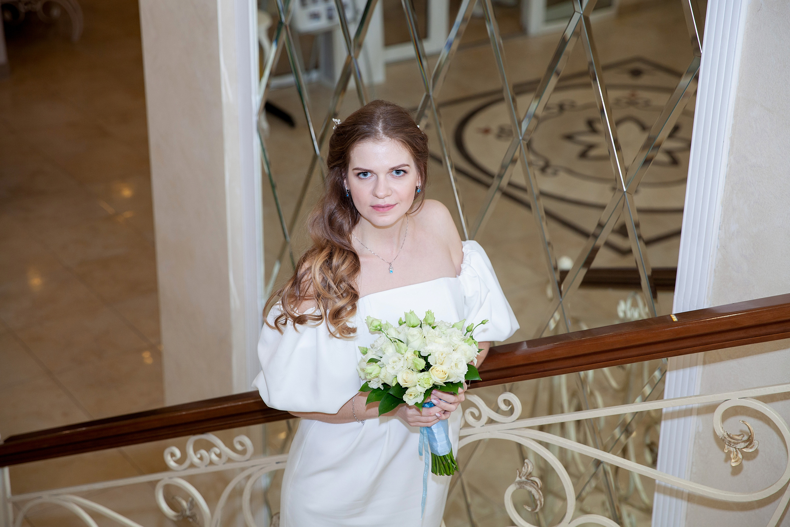 красивая невеста в ЗАГСе