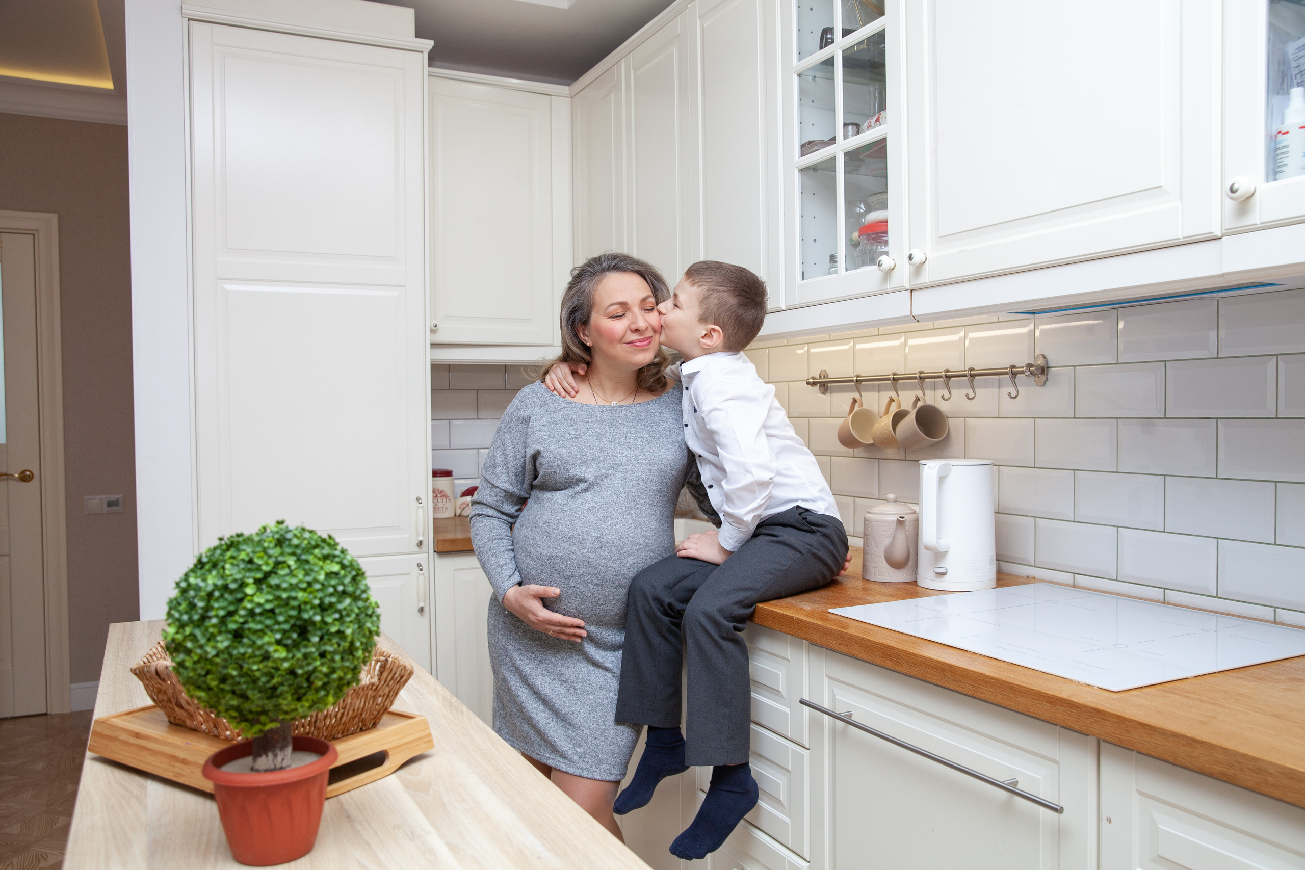 Мама и сын на кухне