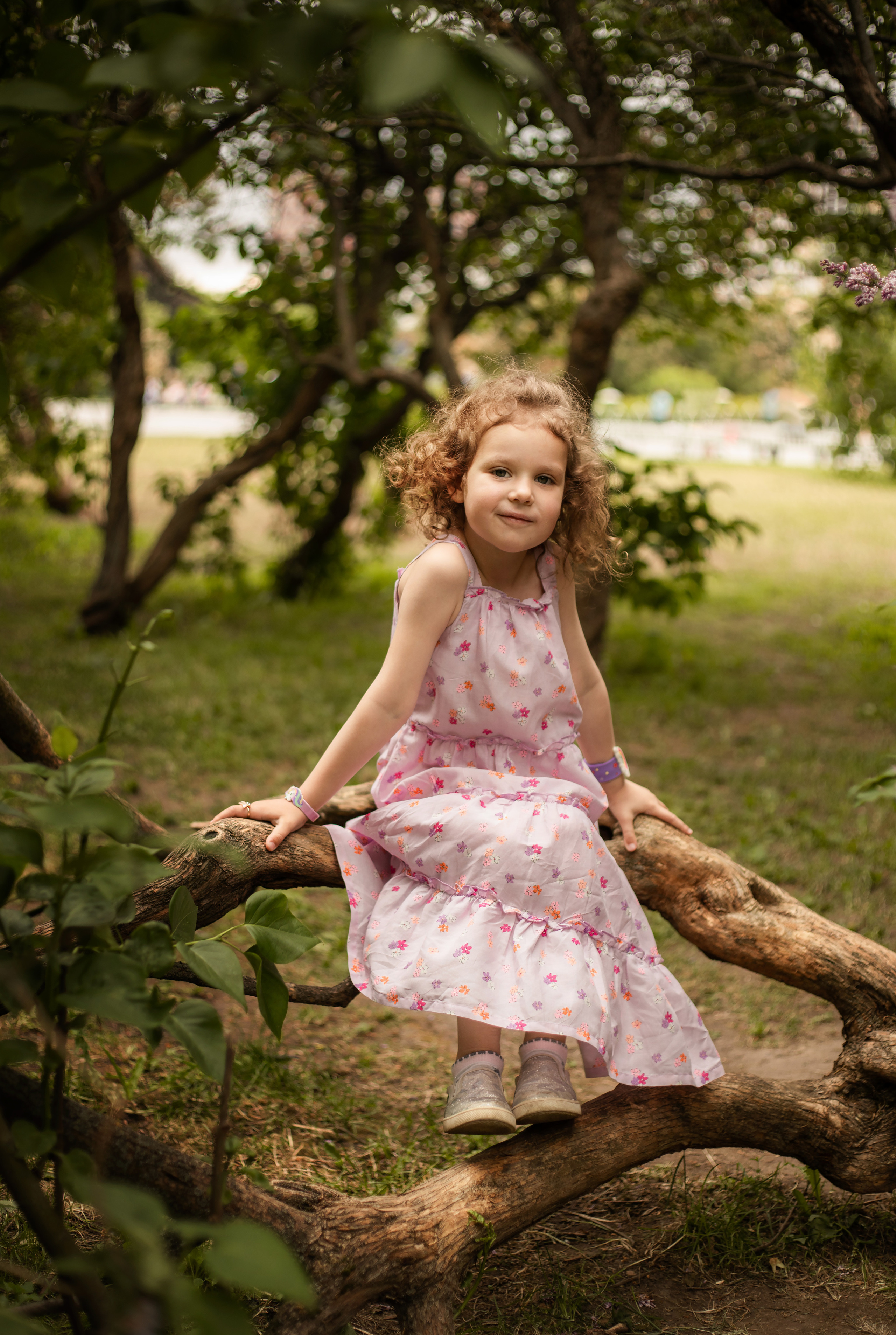 дочка в сиреневом саду