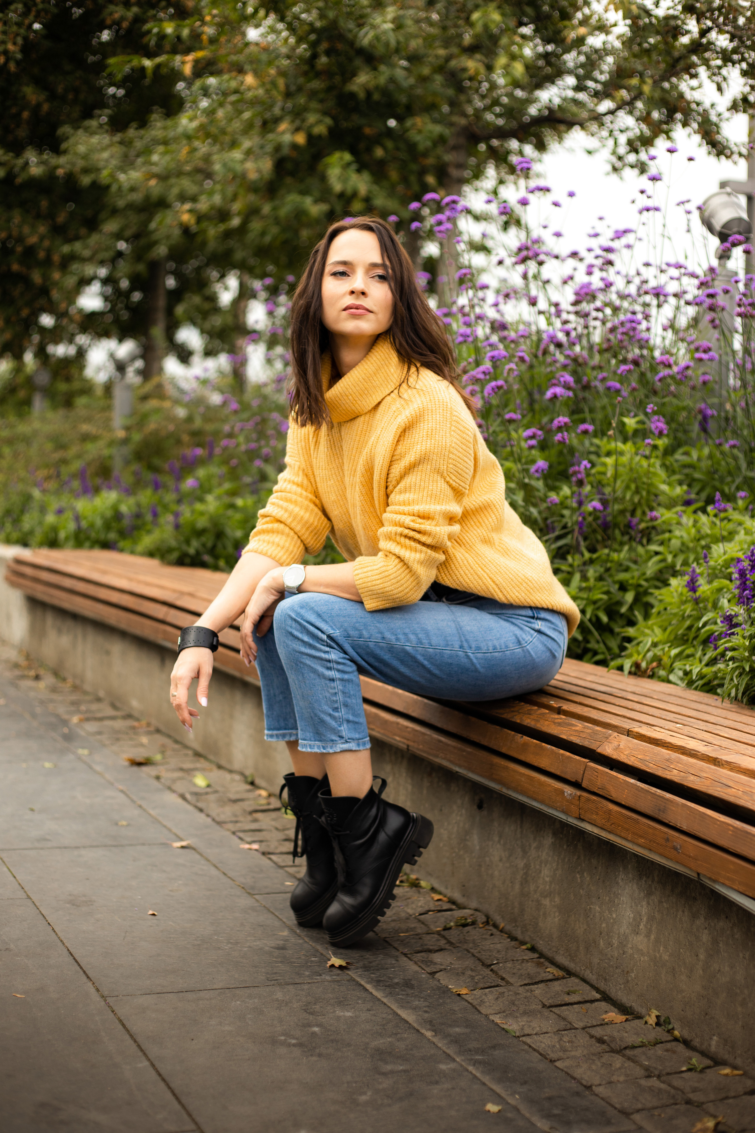 девушка в жёлтом свитере