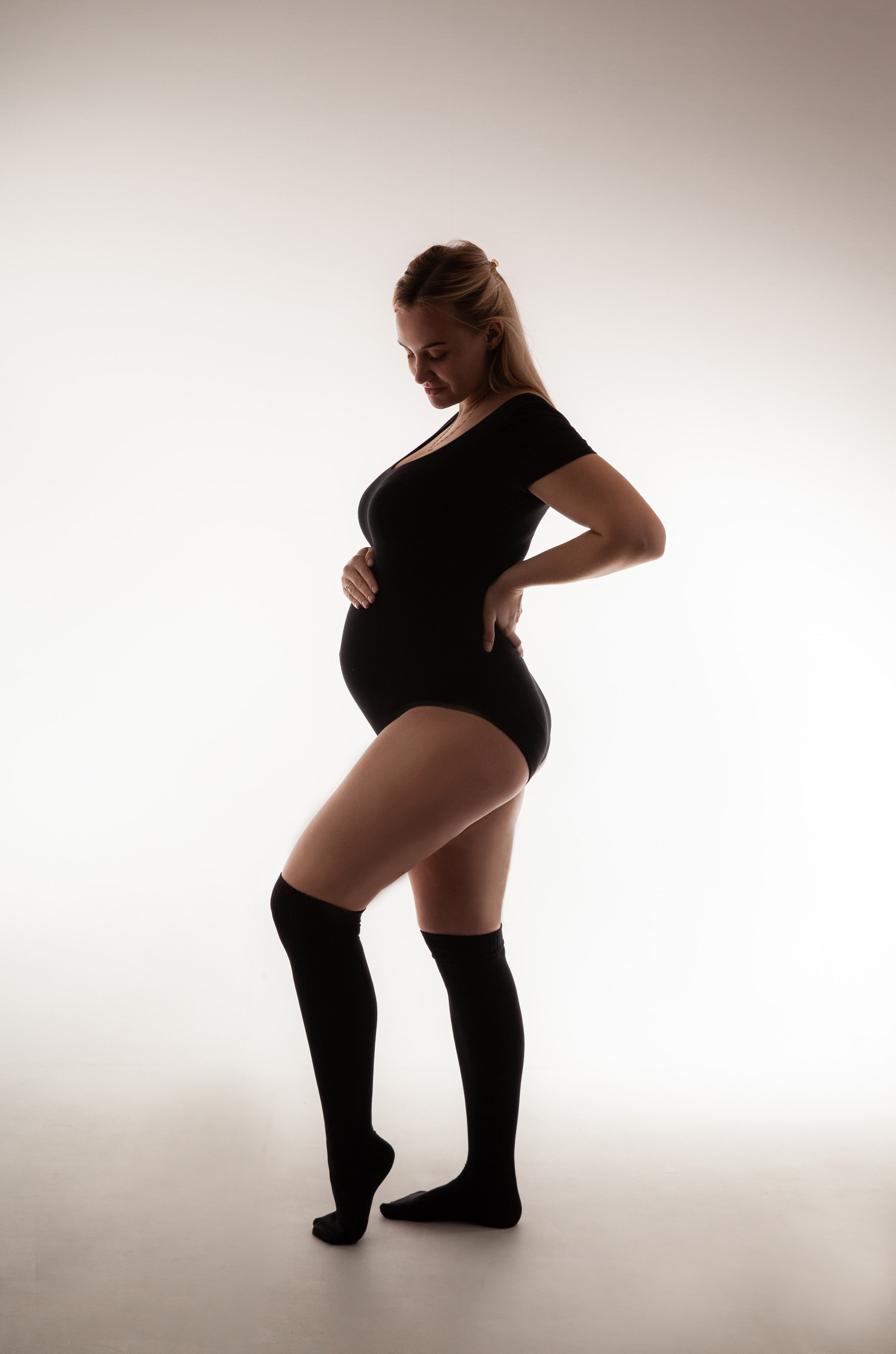 Беременная в боди и гетрах