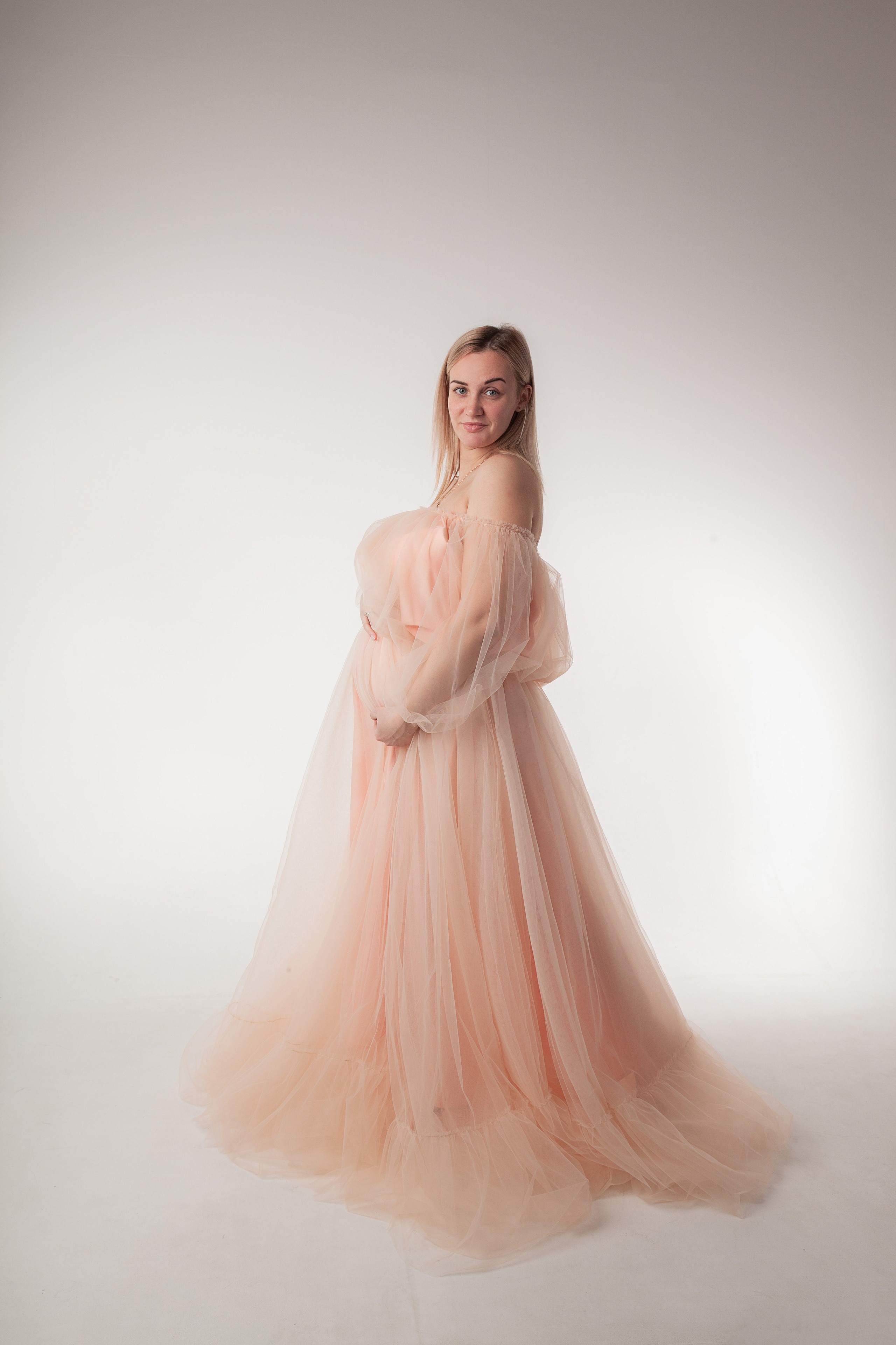 Беременная на циклораме в пышном платье