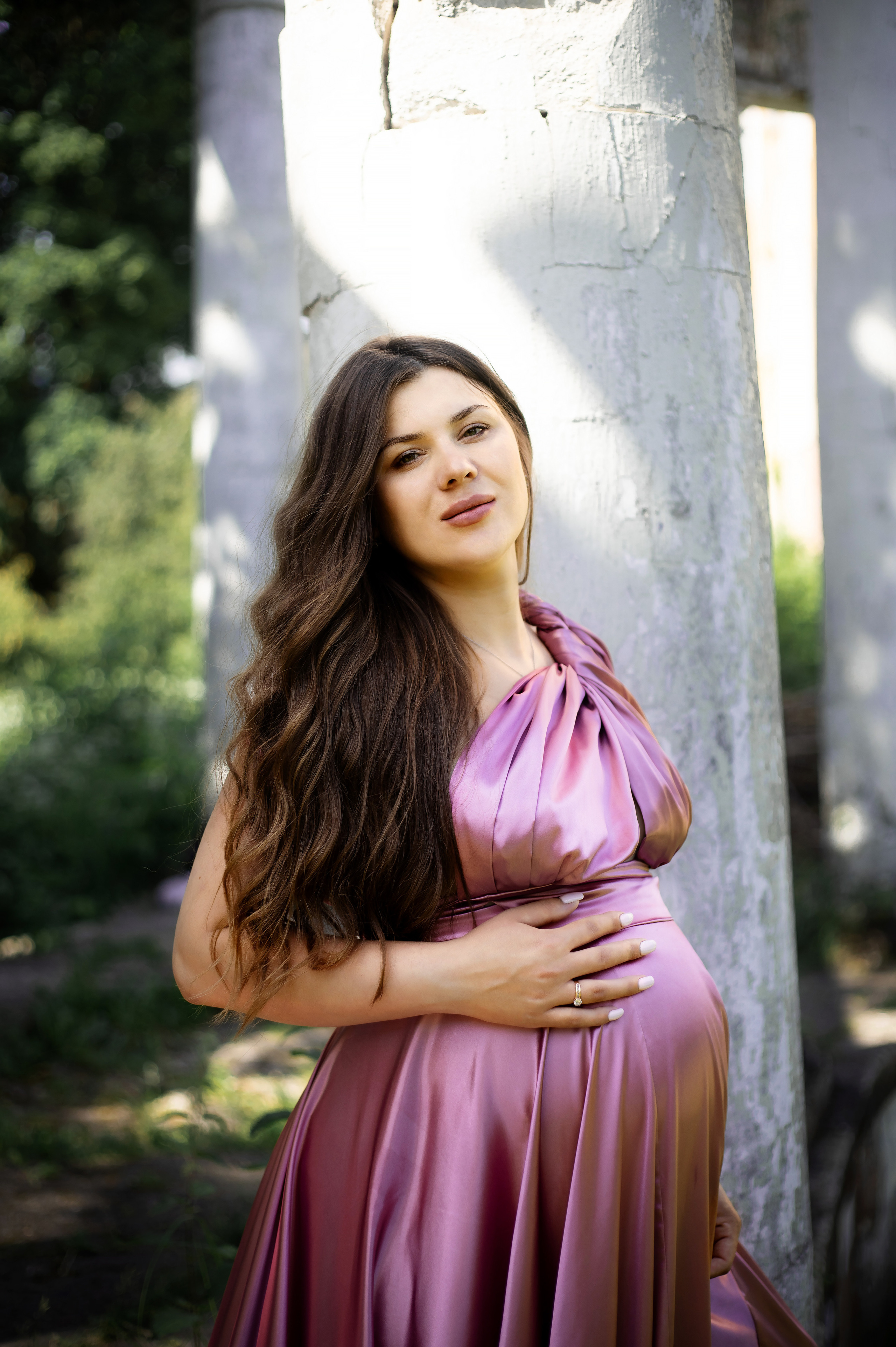 Красивая беременная девушка с длинными волосами