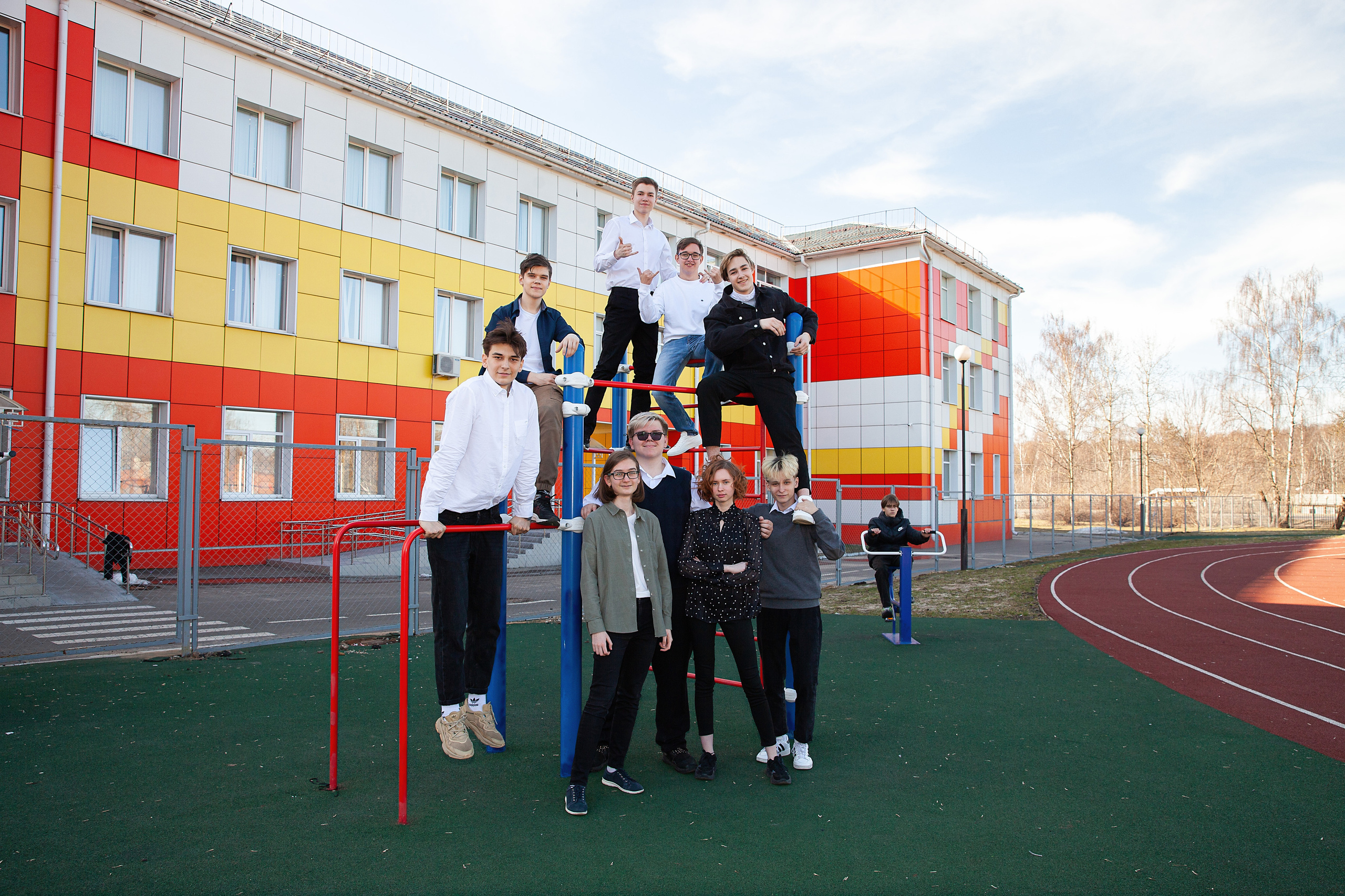 фото возле школы