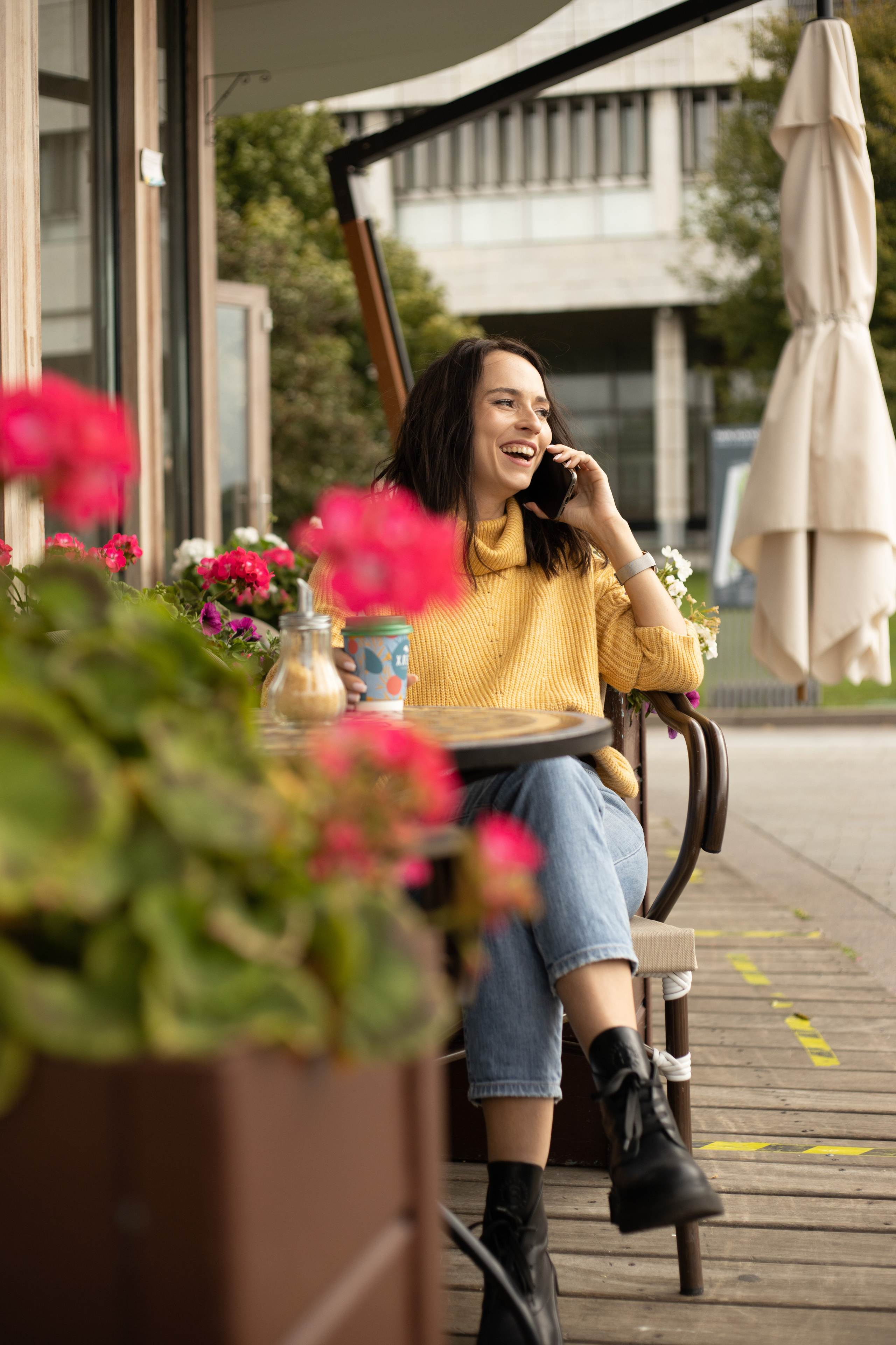 девушка в кафе