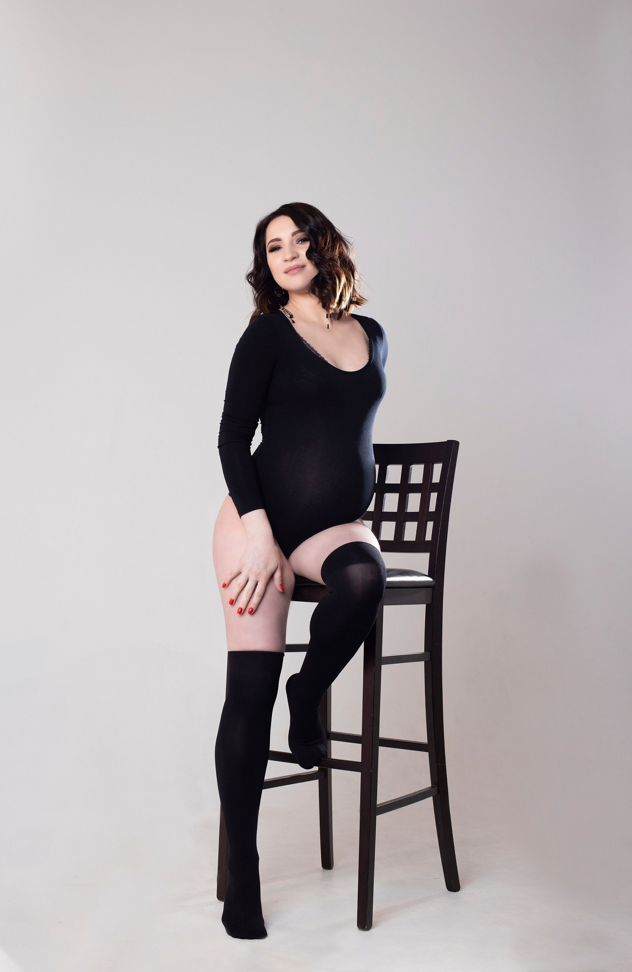 Беременная в боди и гетрах