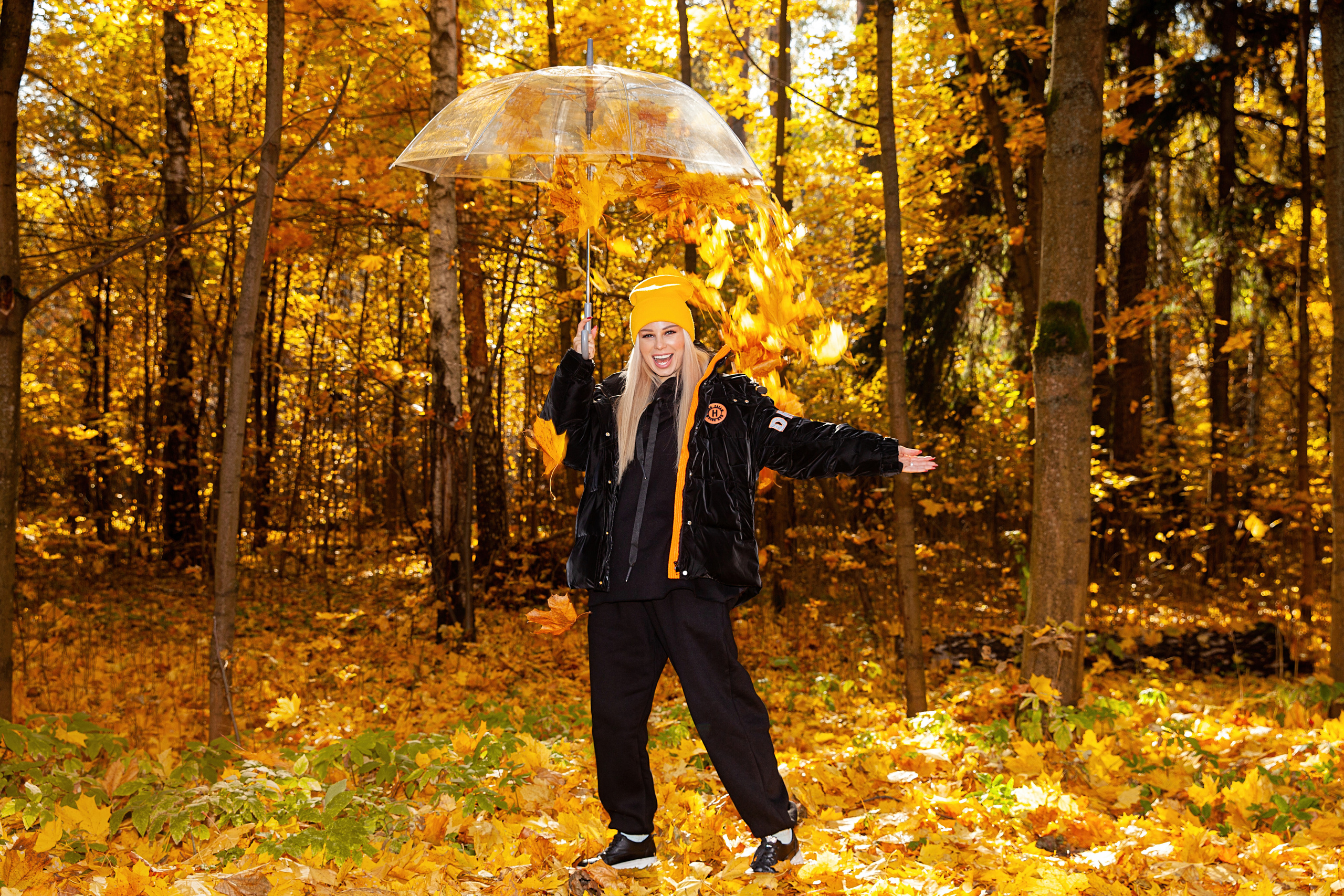 подбрасывает листья