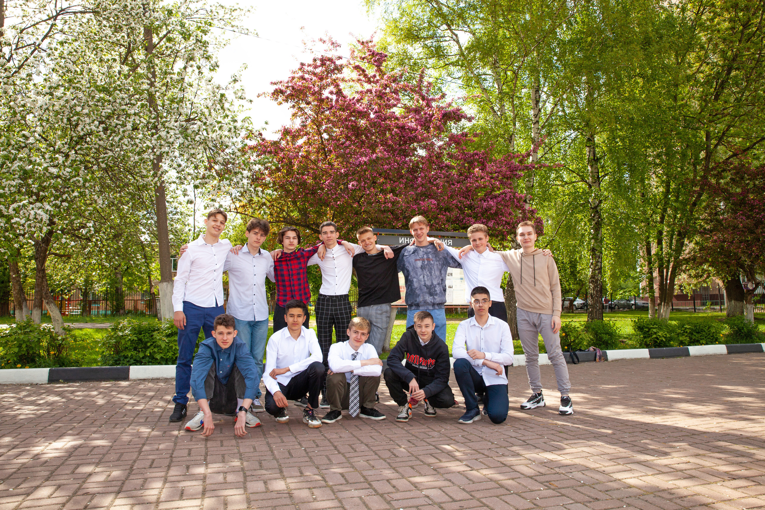 школьная фотосессия в цветущих деревьях