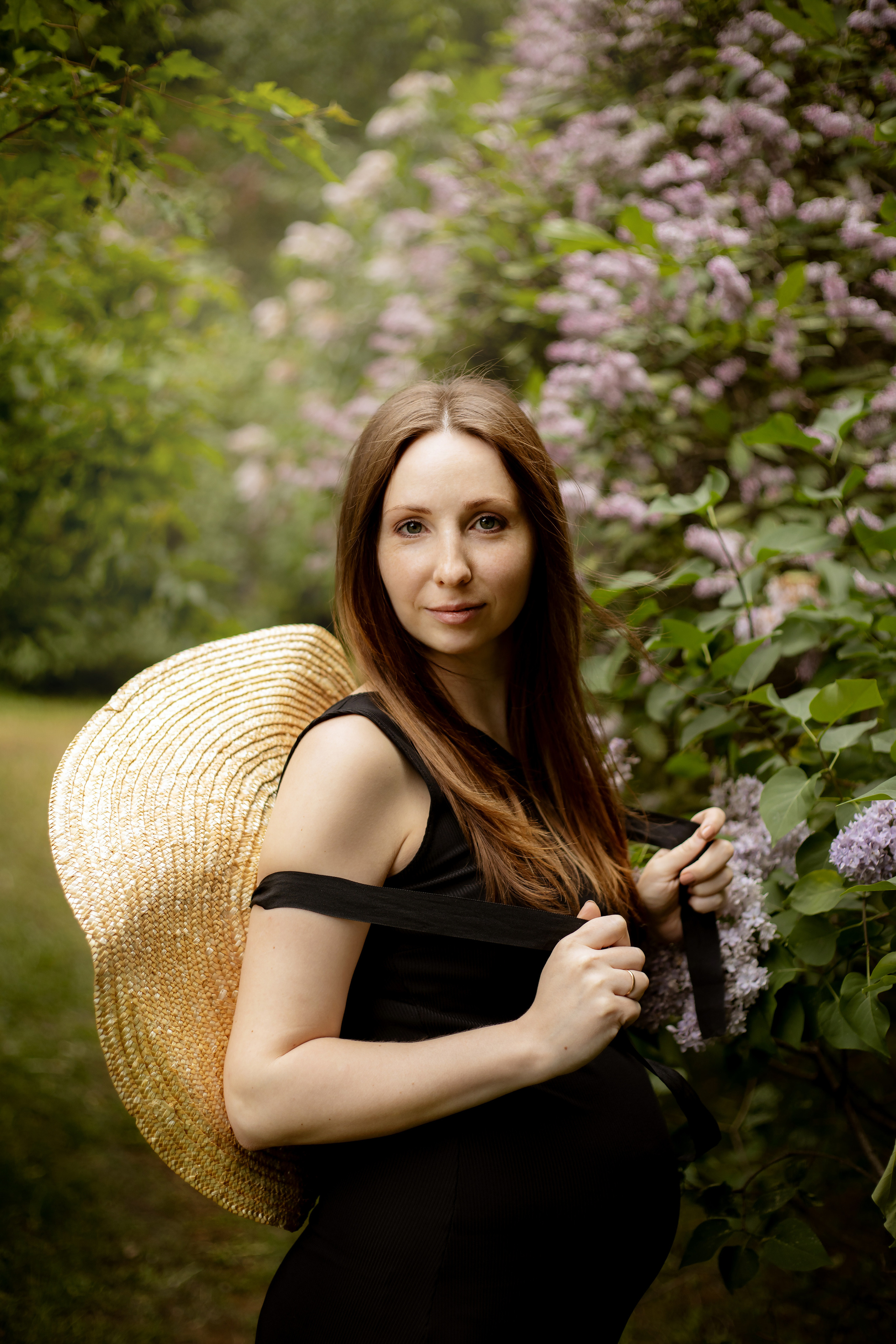 Беременная со шляпой