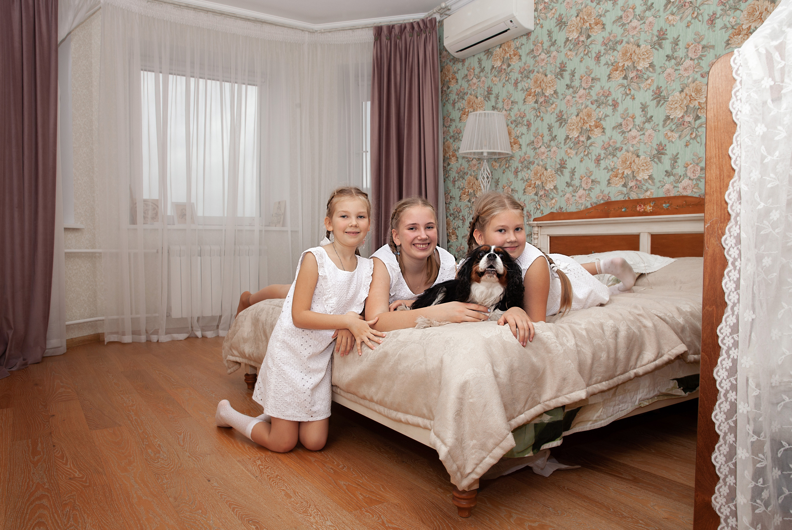 дети играют с собакой